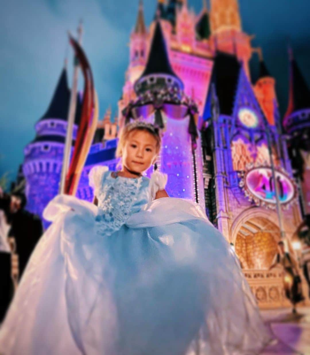 高橋菜摘さんのインスタグラム写真 - (高橋菜摘Instagram)「#disney 最近よく見るコンビ👦👶 友達の妹なんだけど なぜかどうしようもなく愛おしいのか ディズニーに来てもどこへ行っても 子守に徹する息子🥹💕 9歳にして母性感じちゃってるの？😂 その子を見つめる 息子の笑顔が優しすぎて眩しいw けどわかる、私もキューってなる位 可愛いのよね。👶♡  そしてシンデレラ城で やっと撮れたシンデレラコス🏰 しかしまた撮り直しですね😂w 最近ディズニーは1着じゃ許されない お色直し必須なお年頃です💭 それから男たちの写真は友達パパが 撮ってくれたこれ1枚爆(ごめん)  #ディズニー #ディズニーランド #disney #disneyland #Cinderella #兄妹 ではないw #」10月30日 23時26分 - natsu128