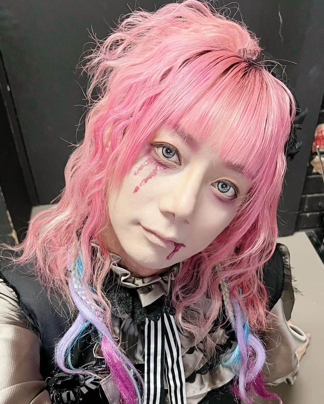 靖乃のインスタグラム：「本日のハロウィンライブ楽しかったです🎵 皆様、ありがとうございました✨🌹✨ 俺、死んでる目が出来んくてヘアメイクさんに「辛うじて死んでます」って言うて貰えた(笑)カットがコチラ☝🏼  11/1大阪でホンモノ主催ライブに出ます🌟  #靖乃 #ハイダンシークドロシー #淡路島 #ピン毛」