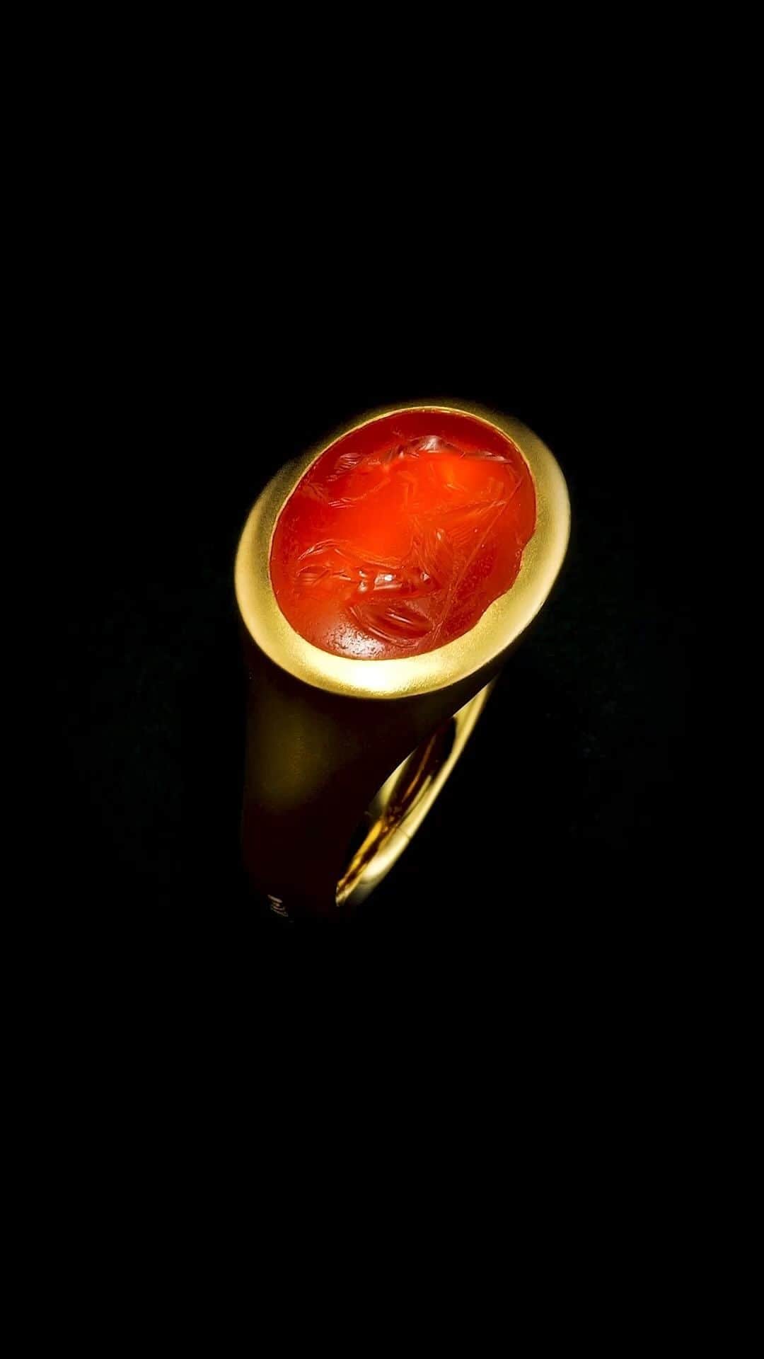 デイビット・ユーマンのインスタグラム：「Ancient emblems. This EY Signature signet ring features a certified Imperial Roman carnelian intaglio depicting Venus & Mars, set in 22K Gold.  For inquiries about purchasing, please contact customercare@davidyurman.com  #DavidYurman #EYSignature」