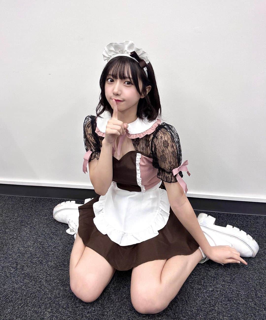 萩田ここのインスタグラム：「🎀🍫 ⠀⠀⠀⠀⠀⠀⠀⠀ もうハロウィンだ〜メイドさん衣装🐇 ⠀⠀⠀⠀⠀⠀⠀⠀ 今日はかなのバースデーライブでした💘 生誕っていいよね…みんなのおめでとうの気持ち暖かくて綺麗で素敵♡ ⠀⠀⠀⠀⠀⠀ It's Halloween day tomorrow🎃!! Do you have any plans for Halloween?」