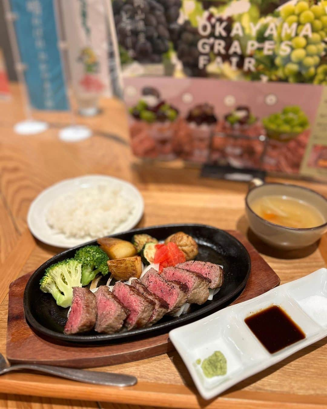 太田理恵のインスタグラム：「🩷おかやま和牛肉のリブロースステーキ 🩷ピオーネとシャインマスカットのタルト  この前はバタバタ出張だったけど、帰りに岡山駅で美味しいもの食べられて満足でした🥰」