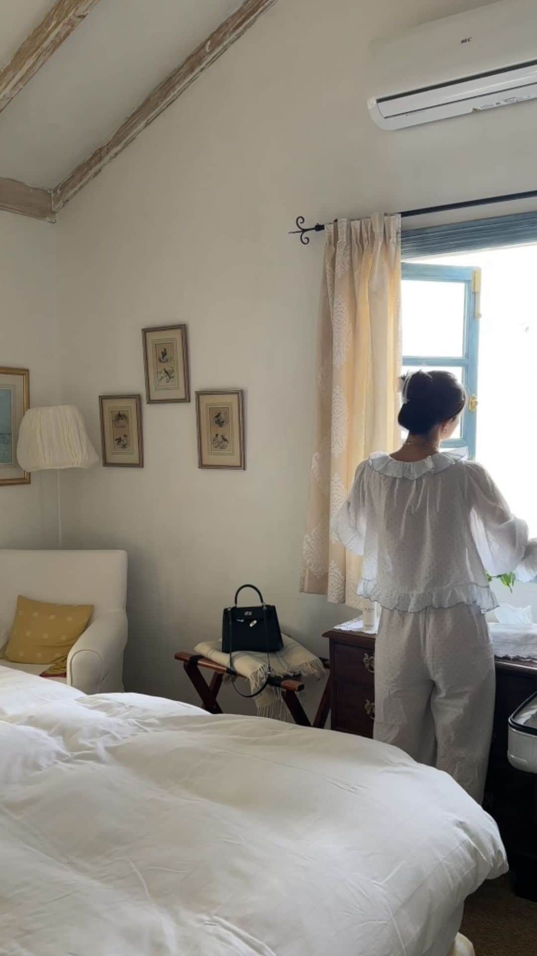 ペオニー・リムのインスタグラム：「ad. Lymphatic drainage has always been one of my favourite ways to look after my body. Now there is a shaping body cream from @irayeskincare that helps my lymphatic system so I can improve the look and feel of my limbs from home. I really notice a difference in my legs. They are lighter, smoother and depuffed. It’s an absolute lifesaver when I fly. I wouldn’t travel without it now. #peonylimbeauty」