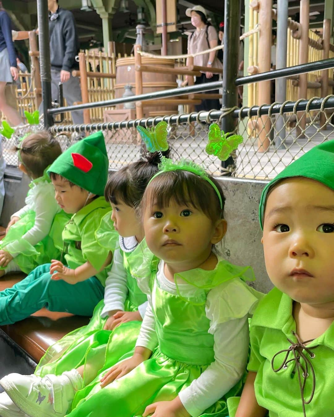 菊池沙都さんのインスタグラム写真 - (菊池沙都Instagram)「みんなでディズニー🎃✨ いつも仲良くしてくれてありがとう🫶❤️ シャボン玉まーじーで最強🫧 笑空も私もすんごく楽しかったなあ。  #ピーターパン#ティンカーベル #ディズニーランド #ディズニーシー #disneyland#disneylandtokyo #Disneysea#disneyseatokyo #ハロウィン#Halloween #ハロウィンディズニー #子連れディズニー#子供コスプレ #wakuwakudays」10月30日 23時34分 - satochin30