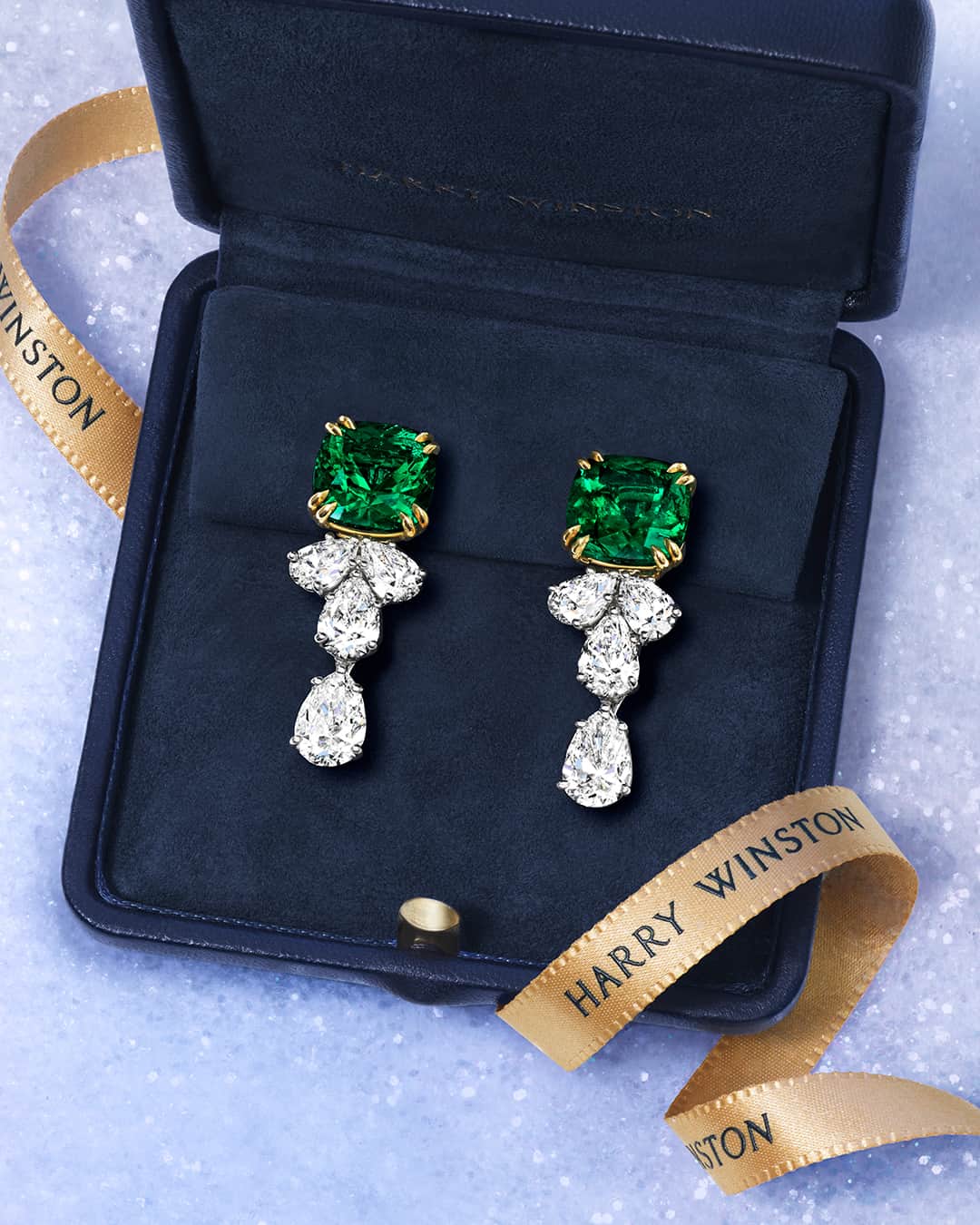 ハリー・ウィンストンのインスタグラム：「Merry and bright. Festive green emeralds and luminous white diamonds bring a touch of glamour to the holiday season. Tap the link in bio to explore sparkling delights. #WinstonWishes #HarryWinston」