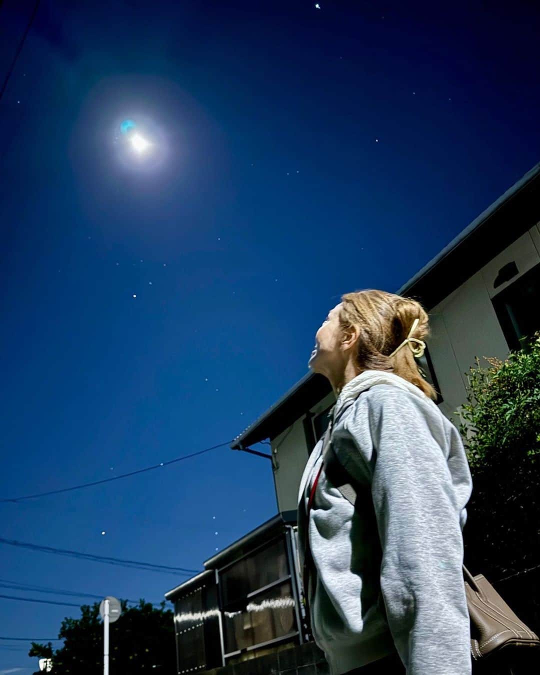 熊谷真実のインスタグラム：「月が綺麗な夜でした  #熊谷真実 #満月 #夜散歩」