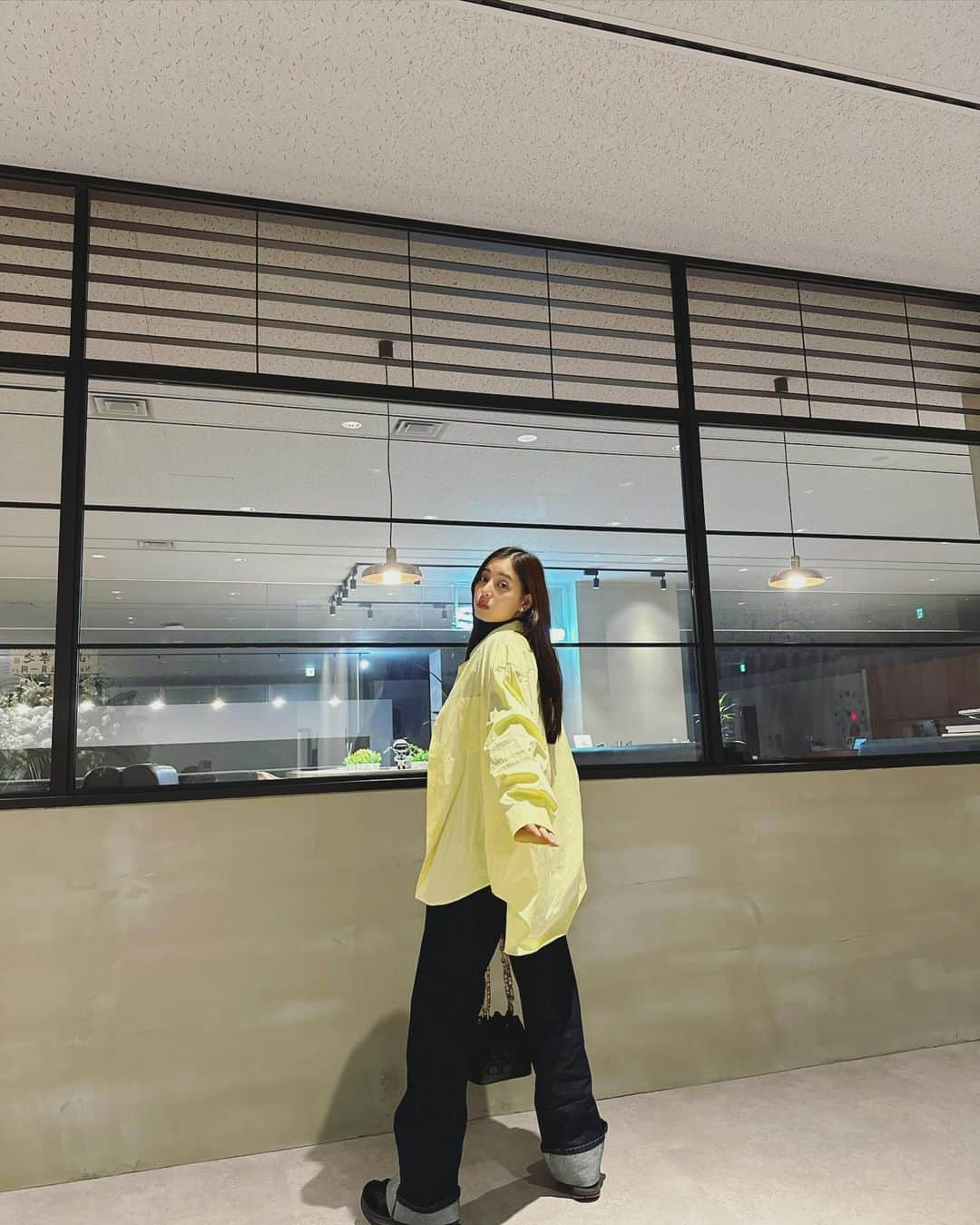 新木優子さんのインスタグラム写真 - (新木優子Instagram)「秋めいてきた　私服♡  "あらきあるき"新エピソードが追加されています♡ ぜひチェックしてください☺️  tops : @todayful_  shirt : @amiparis  denim : @driesvannoten  shoes : @sacaiofficial  bag : @dior  earring : @lohmejewelry   #fashion #PR #ootd #私服」10月30日 23時40分 - yuuuuukko_