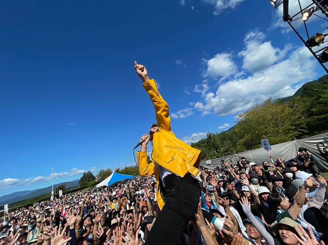 佐々木亮介のインスタグラム：「@the_solar_budokan  @guita_rei  We got solar power」