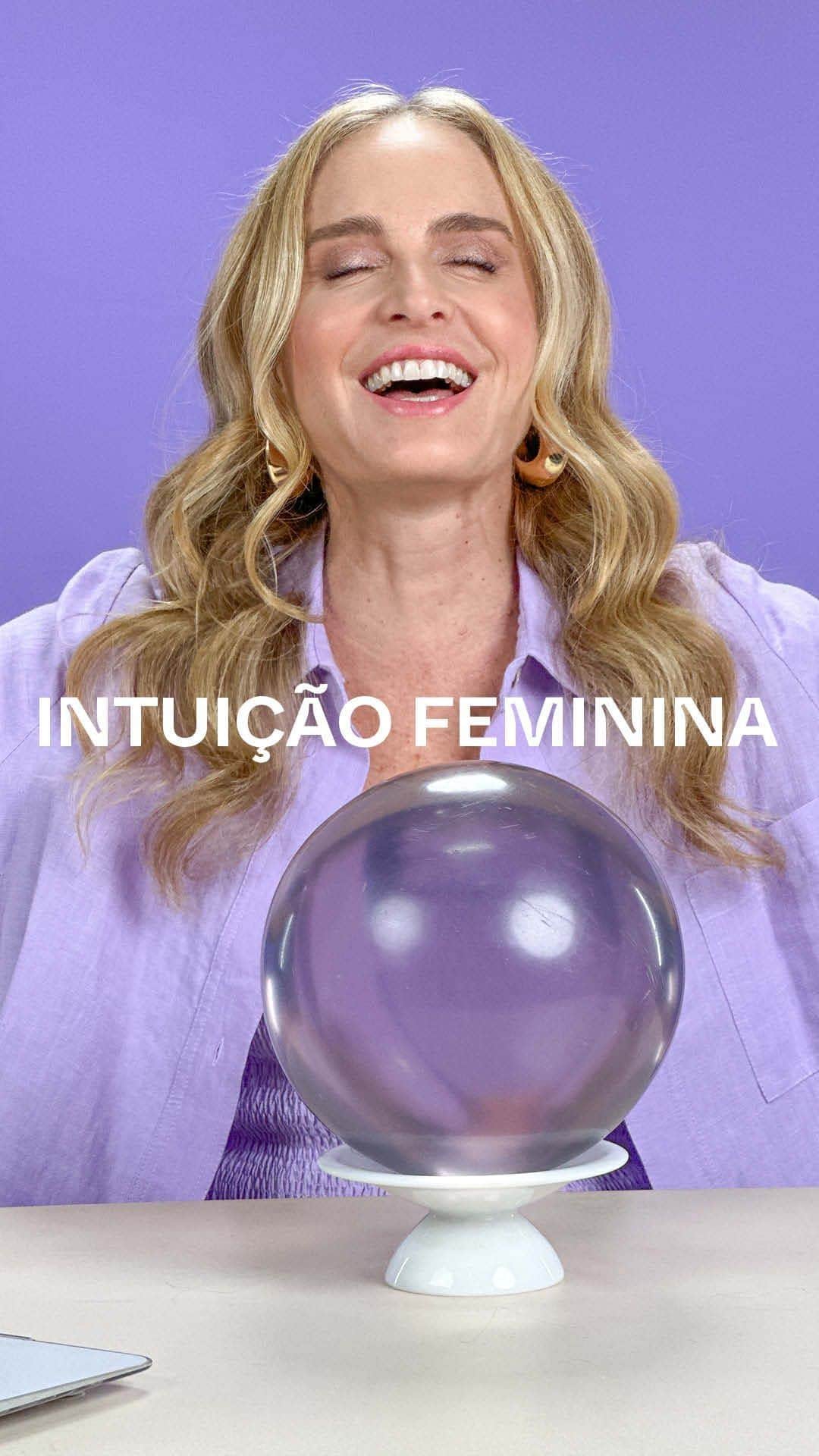 アンジェリカのインスタグラム：「Você dá bola pra aquela voz que vem de dentro? A intuição não tem nada de mística. Para falar de sexto sentido sem perder o pé da ciência, angelicasky recebe a psicanalista @maria.homem e a psicanalista e influenciadora @manuelaxavier. Pra escutar essas vozes, vem no link da bio da @minabemestar.」