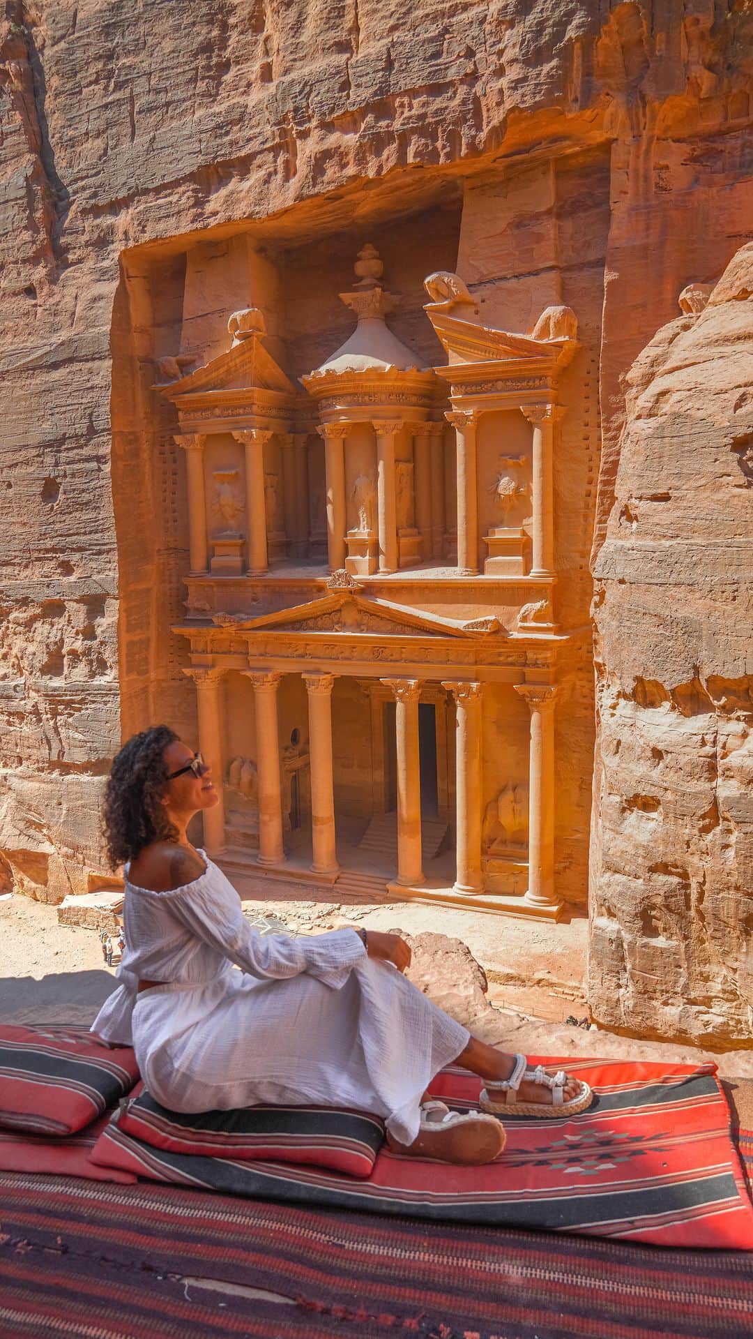 Wonderful Placesのインスタグラム：「The ultimate road trip itinerary for your Jordan trip 🇯🇴  📌Save this for later  - PETRA : 1 or 2 days in Petra is a must. Go early in the morning ( the site opens at 6:30 am) to avoid finding too many tourists and the excessive heat  - DEAD SEA : Floating in the dead sea is definitely an experience to put on your bucket list! You can find the most beautiful Area by searching POINT DE VUE on google maps ( is the right location)   - WADI RUM : Sleeping a night in the Jordan desert in transparent igloos is an experience you will not easily forget. We also recommend taking a jeep safari in the desert  - WADI MUJIB : To end with an adventurous experience, the exploration of a canyon is definitely to be included in the trip  #jordan #giordania #wadirum #petra #petrajordan #wadirumdesert #wadimujib #canyon #deadsea #deadseajordan #traveltips #travelmore #bucketlist」