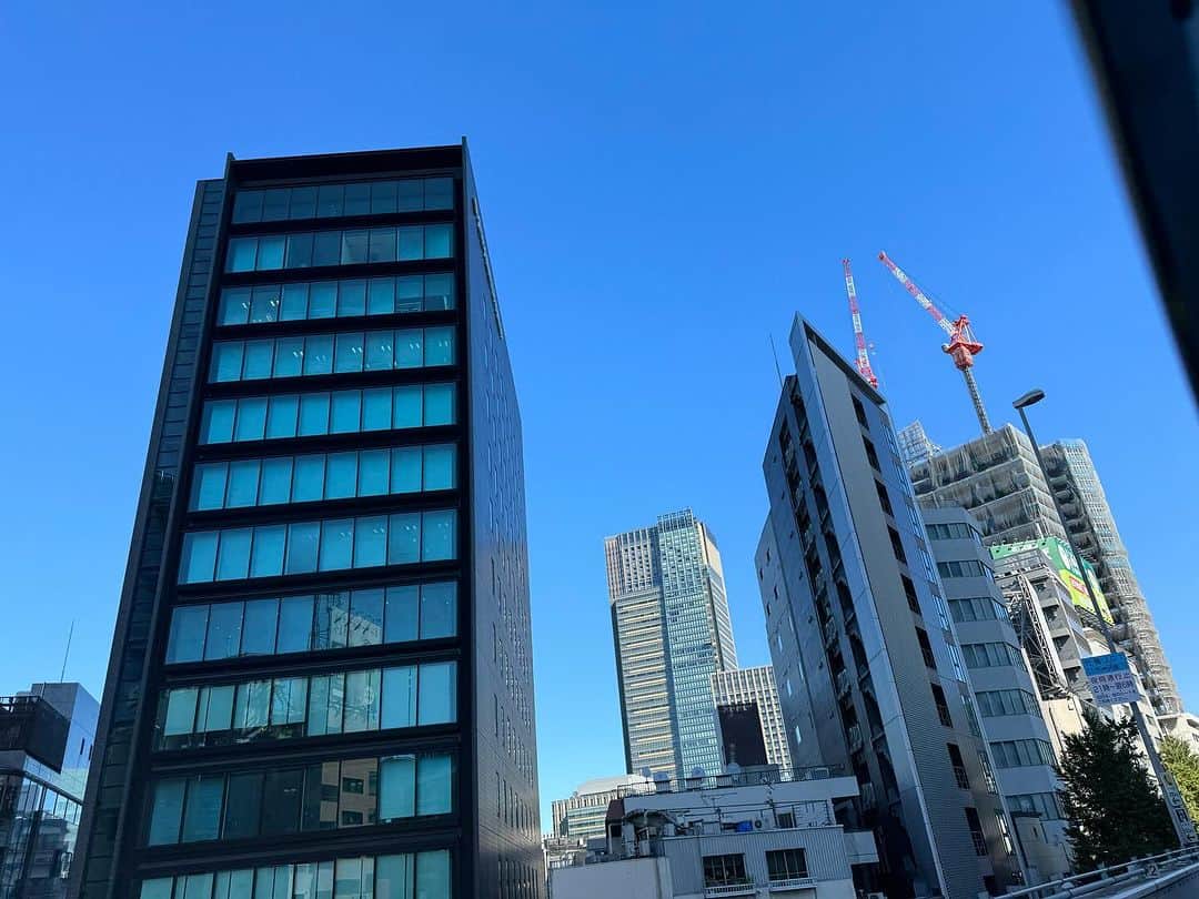 橋本志穂さんのインスタグラム写真 - (橋本志穂Instagram)「今日は抜けるような青い空が眩しかった朝。。。  だけどその後，ずーっとスタジオにこもっていて、、，　 帰る時は暗い空でした。  #秋晴れ」10月30日 23時55分 - shihohashimoto3