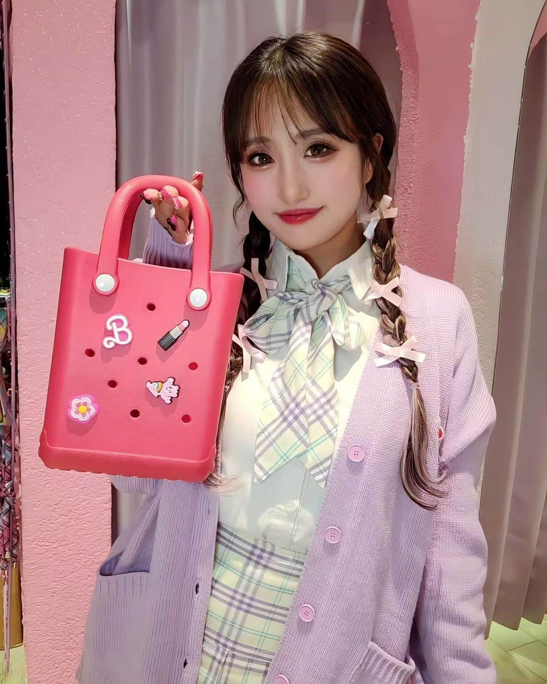 黛実希さんのインスタグラム写真 - (黛実希Instagram)「この度新しいブランドをプロデュースしました🥺💕  chokdee(チョークディー)โชคดี🍭🌈❤️ @chokdee_japan  今回タイに出張に行っていたのはこのためでした🤭💘 韓国も大好きだけどタイも本当に昔から大好きな国で タイのことを調べれば調べるほど、この可愛すぎるカルチャーを日本でも広めていきたいな！と思い始めて 今回chokdeeをプロデュースすることになりました🇹🇭💖  chokdeeとはタイ語で『幸運』と言う意味🍀 幸運をたくさん運べるようなそんなブランドにしたいと思います💕 まるでタイのナイトマーケット🌃に遊びに来ているようなワクワクした空間にしたいと思ってるよ💓 タイでしか買えないものをたくさんご用意しました🇹🇭🐘  しかも順次どんどん商品増えていきます❤️❤️❤️  まずは！！11月1日から @imadamarket にて Popup開催します🦄🌼🌈  久しぶりに毎日準備でワクワクと不安でソワソワしてる🥲 皆に楽しんでもらえたら嬉しいな😭💝  ぜひぜひお待ちしております🥲✨💓  #タイ#バンコク#バンコク雑貨#海外雑貨#海外雑貨屋#雑貨#タイ旅行#バンコク旅行#タイファッション#ナイトマーケット#タイフェス#タイコスメ#タイ好き#タイ好きな人と繋がりたい#Thailand#bangkok#バンコク情報#海外旅行好きな人と繋がりたい#Thailand#bangkok#bangkoktrip  #วันหยุด #ท่องเที่ยวไทย #ไทยเที่ยวไทย #ทะเล #ชายหาด #อร่อย #อร่อยมาก #อาหาร #อาหารไทย  #ภาษาไทย」10月30日 23時49分 - candymiiiki