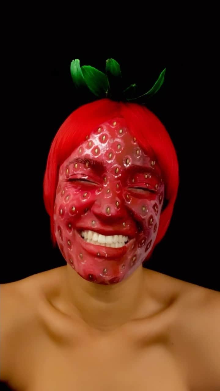 チョーヒカルのインスタグラム：「Halloween Freaky Fruit Face Paint 🍓🍇🎃  ニコチン0&タール0のベイプブランド @relxjapanofficial さんとのコラボレーションです。  この作品は渋谷駅（井の頭線中央口前）にあるRELX NEWSSTAND前にて、10月27日〜31日の間掲載されているとのこと！！みなさん見つけたらぜひ写真とって私をタグづけてくれ〜〜〜〜！！！  🍓 @tealoma  🍇 @charkable  💇‍♀️ @um_takayuki  @ume.taka.8787  🎨 @hikaru_cho  📷 @jameshuangphoto  #チョーヒカル #halloween #halloweenmakeup #facepaint #bodypaint #art #fruit #halloweencostume」