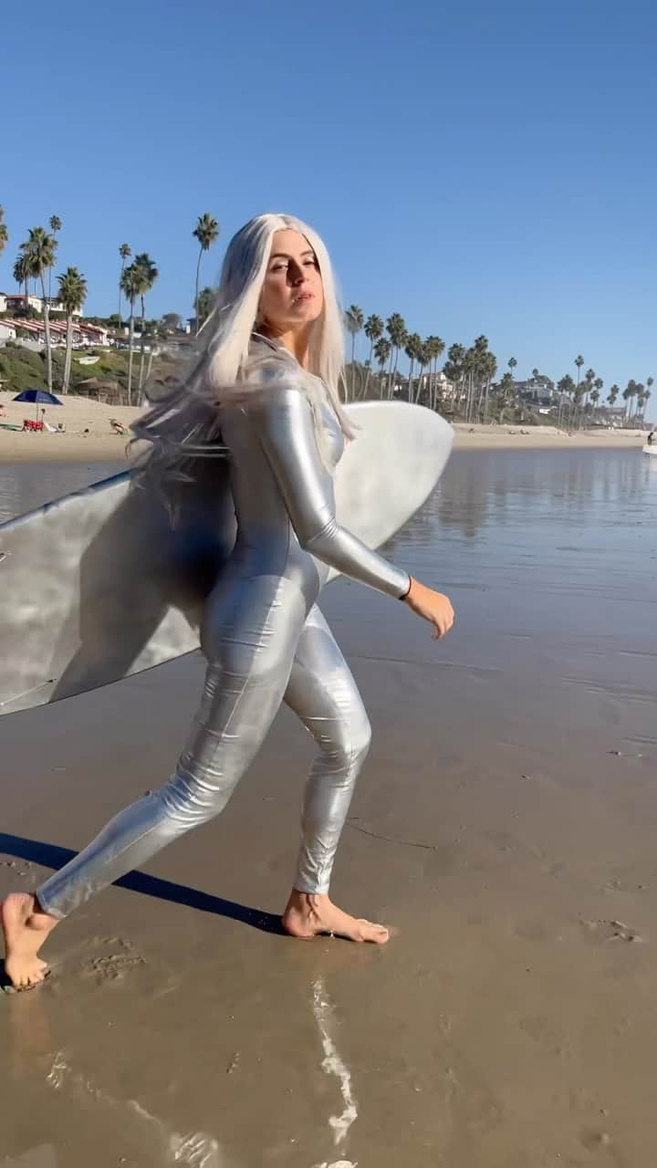 アナスタシア・アシュリーのインスタグラム：「Silver surfer coming to save the day🩶Happy Halloween!」