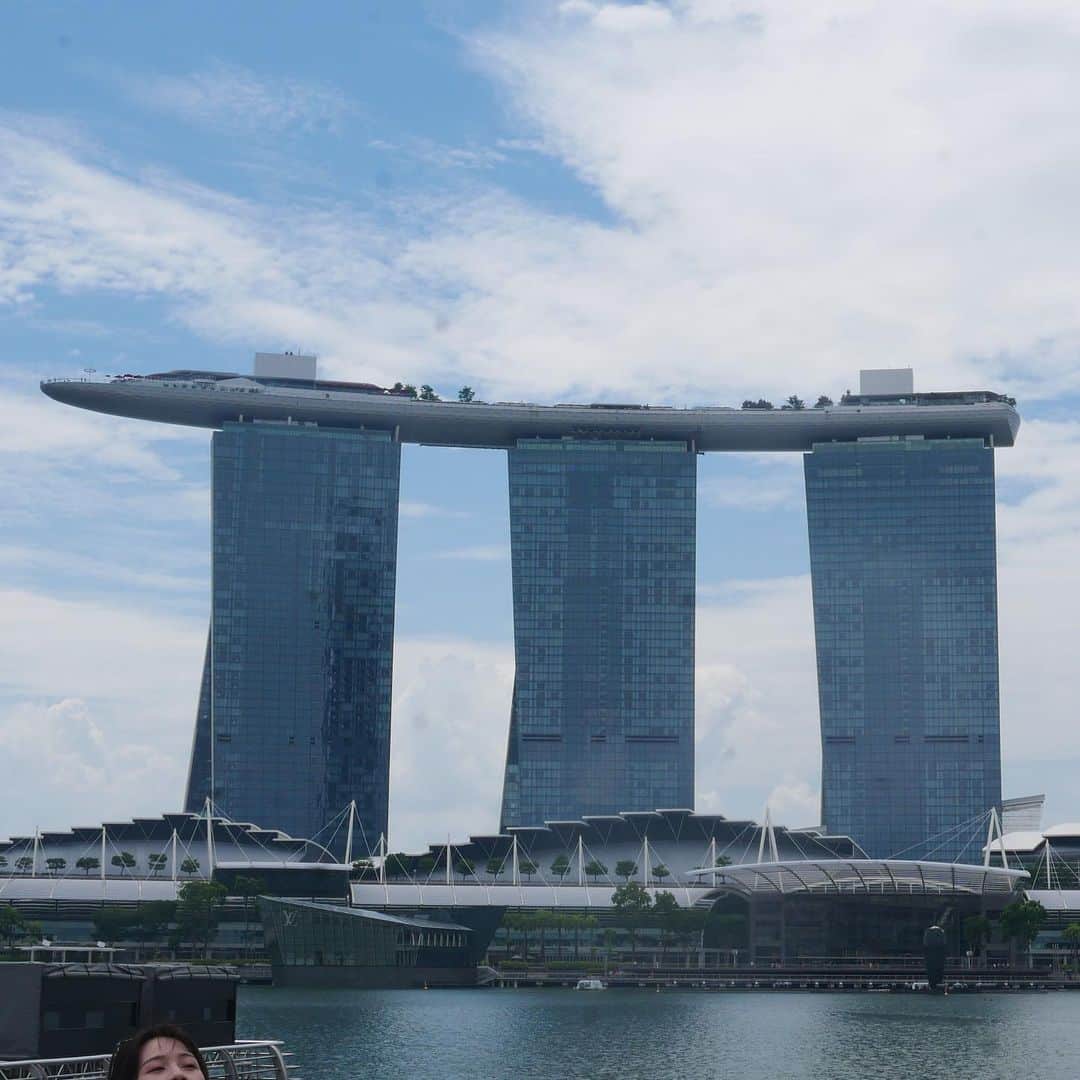 なっちゃんさんのインスタグラム写真 - (なっちゃんInstagram)「Marina Bay Sands シンガポール旅行では憧れのマリーナベイサンズに行きました♪船の部分、取り外しできるらしい♪  #シンガポール #シンガポール旅行 #シンガポール観光 #マリーナベイサンズ #海外旅行 #旅行 #旅好き女子  #ひとり旅  #ひとり旅女子  #ひとり旅行 #一人旅 #陸マイラー #旅好きな人と繋がりたい #singapore #singaporetrip #singaporetravel #singapore🇸🇬 #travel #travelblogger #travelgram #marinabaysands #marinabaysandshotel #hotelroom」10月30日 23時54分 - bored_motor