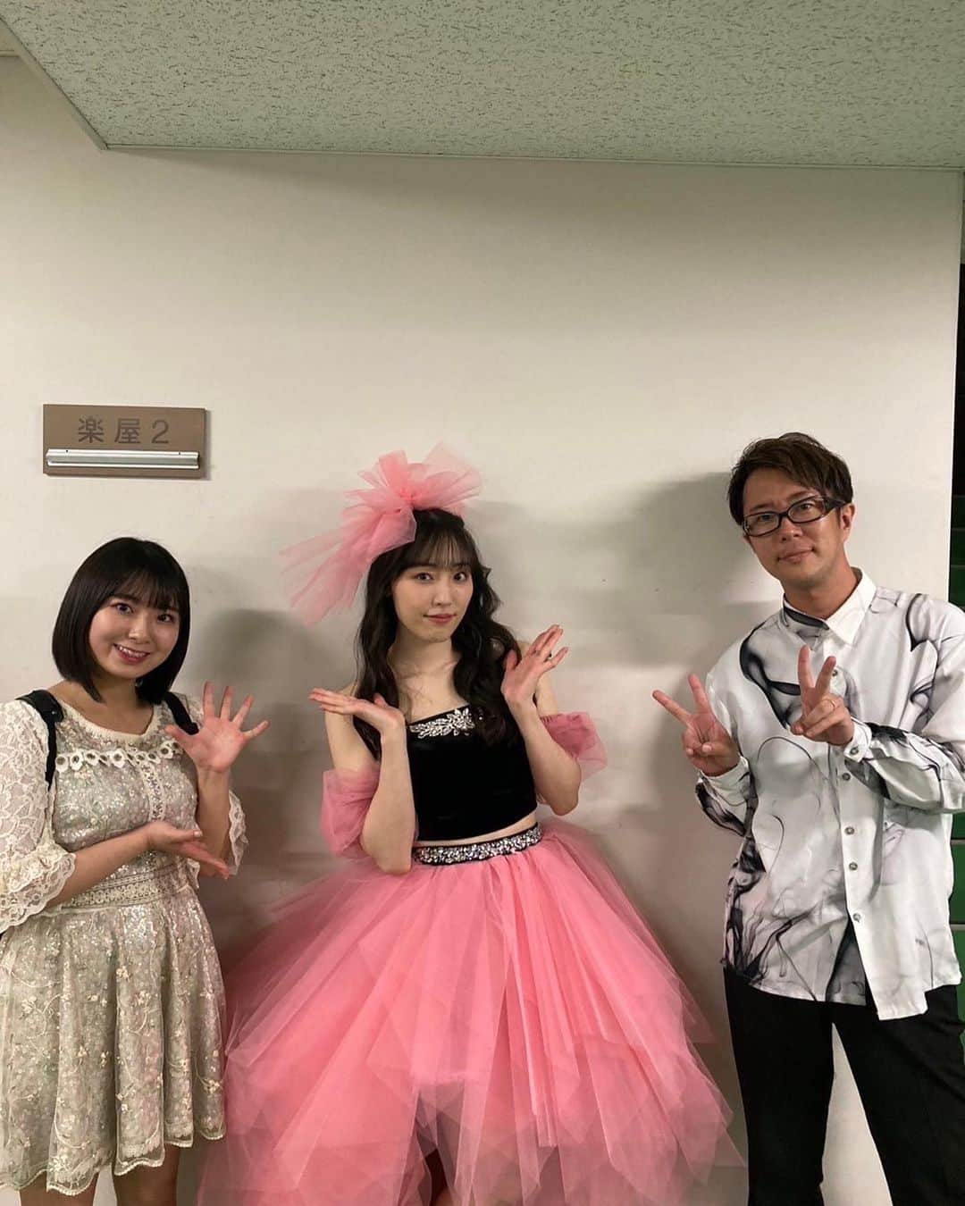 譜久村聖さんのインスタグラム写真 - (譜久村聖Instagram)「『モーニング娘。'23譜久村聖 バースデーイベント 〜MIZUKINGDOMでキラーン✧〜』  ２公演共 幸せな時間をありがとうございました🩷  皆さんの笑顔と 恋ぴんくの会場 幸せに包まれてきました🍬  27歳の一年も輝いていきます！  ピアノ🎹荒幡亮平さん バイオリン🎻有澤一華ちゃん  素敵な演奏に乗せて 「時空を超え 宇宙を超え」を歌えて最高でした♩ 素敵な演奏ありがとうございました✴︎  陰陽師の橋本京明さん🔮 ありがとうございました✨ いつも動画を拝見させていただいて まさかお会いできると思っていなかったので、本当に幸せでした😂  観に来てくれた皆🩷 えりぽん、あかねちん、しおりん (出番終わった後に一華ちゃんも🩵) 写真撮ったり沢山応援してくれたり 本当にありがとう(*´`*) 心強かったよ✊🏻 ̖́-‬  松岡茉優さんも来ていただけたんです😭 お会い出来ると思ってもなかったので、あのサイリウムを掲げてた方が松岡さんだったとは😂 ありがとうございます！  YOSHIKO先生💃 今回のレッスン、YOSHIKO先生にしていただきました⭐︎⭐︎ 星好きだから〜ってプレゼントありがとうございました🎁  司会の鈴木啓太さん！ 今年もありがとうございました✨ 啓太さんも橋本京明さんファンになりましたね！！！！  そして お昼の公演に中澤裕子さん 夜の公演につんく♂さんから メッセージをいただきました。 泣きそうなくらい嬉しかったです…！  本当にありがとうございました🥂  沢山の方に囲まれて幸せいっぱいの一日になりました、 27歳もスッペシャルな1年になりますように！  #morningmusume23 #モーニング娘 #morningmusume #モーニング娘23 #譜久村聖 #バースデーイベント #27歳」10月30日 23時56分 - mizuki_fukumura.official