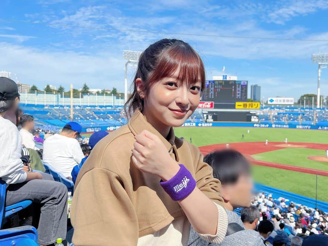 菊池柚花のインスタグラム：「. 東京六大学野球秋季リーグ戦、今シーズンも激闘でした🔥  母校の明治大学は惜しくも2位という結果で4連覇とはなりませんでしたが、今シーズンもたくさんの感動と勇気をもらいました！！  最優秀防御率を獲得した蒔田稔投手、ベストナイン受賞の上田希由翔選手(4度目)、堀内祐我選手(2度目)。 個人タイトルの獲得、おめでとうございます👏🏻 ラストシーズンとなった4年生の皆さんも4年間本当にお疲れ様でした。 新天地でのご活躍を心より応援しています📣  写真は【明治大学vs早稲田大学】を観戦した時の📸  球場に入って声援を聞いた瞬間、いつも大学時代の気持ちが蘇ってきます🥺 「プロ野球」「大学野球」同じ明治神宮球場での観戦でも、別の場所と錯覚してしまうくらい、それぞれの魅力がありますね！！  選手・チーム関係者の皆さん、東京六大学リーグ関係者の皆さん、今シーズンもお疲れ様でした☺️」