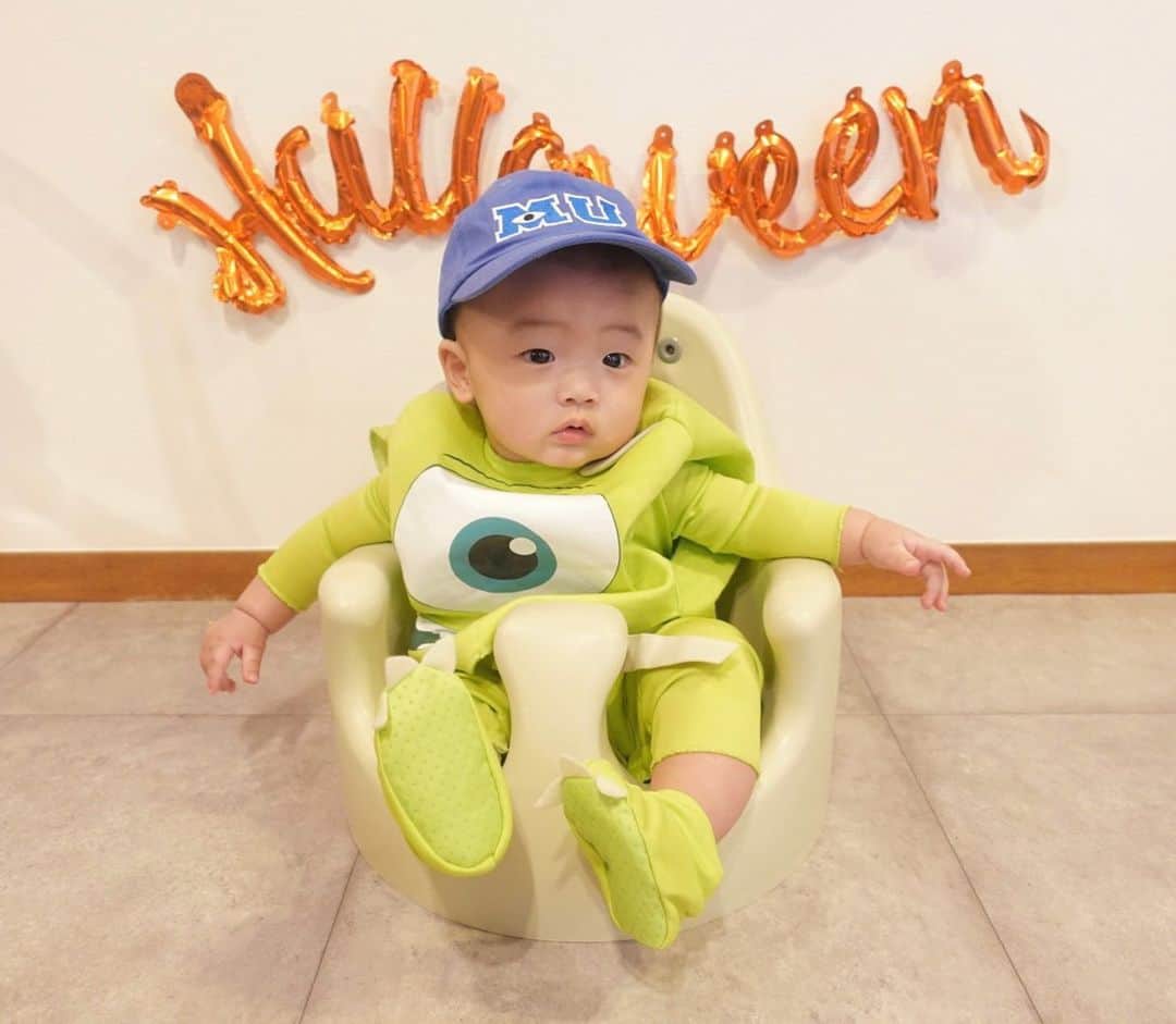 NANA HOSOYAのインスタグラム：「穣くんが可愛すぎて、愛おしすぎて、 人生で1番幸せな日でした🎃  会ったことのない未来の我が子に、似合うと思う仮装をさせることが夢でした🥺  穣くんお付き合いありがとう💚 こんな黄緑にされて可哀想なのに、笑顔な1日でよかった😂  来年は彼が自分で選ぶのかな？1歳半くらいか、まだ選べない月齢、、？  猫たちにもお付き合いしてもらって、家族みんなで家の中で仮装パーティーできたらいいな🐦‍⬛  来年は何着せよう！何が似合うかしら  #happyhalloween  #親バカ」
