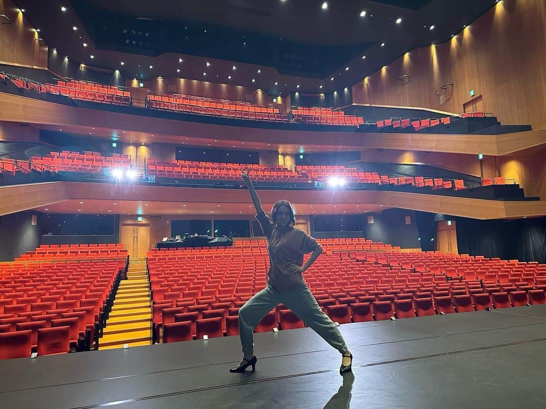 沙月愛奈さんのインスタグラム写真 - (沙月愛奈Instagram)「⁡ ⁡ 「Greatest Dream」東京千秋楽、無事に幕を下ろすことができました。ご来場いただきました皆様、配信でご覧くださいました皆様、応援してくださいました皆様、本当にありがとうございました。 ⁡ 稽古場から毎日幸せでしたが、舞台に立ってからはお客様のお心と通じ合うことができ、更に幸せを感じる日々でした。 ⁡ 宝塚を、雪組を愛している人しかいない空間。 なんて温かいのでしょう。こうして愛してくださる沢山のお客様に支えられたからこそ雪組は100周年を迎えられたのだと感謝の気持ちでいっぱいです。 ⁡ そして杜さんも仰っていましたが、今まで雪組のバトンを繋いでくださった先輩方に、心より敬意を表します。私たちのHOMEは宝塚。素敵な先輩方がいらしたこの雪組を誇りに思います。 ⁡ まだ大阪公演もありますので、残りの公演も大切に過ごしたいと思います。沢山の方とこの幸せを共有したいです。宝塚や雪組の素晴らしさをお届けしたいです。 よろしくお願いいたします。 ⁡ ⁡ 今日で最後の出演だったあやちゃん(望海風斗)と、終演後に同期3人で。先に抜けることを怒っている私と、スッキリした表情のあやちゃん😂そして定番の自撮りカメラマン、 きんぐ(蓮城まこと)。89期バンザイ🙌🩷 ⁡ 大阪はきんぐと頑張る！！ ⁡  #GreatestDream  #雪100  #望海風斗  #蓮城まこと  #沙月愛奈  #89期最高 ✨  #雪組最高 ✨  #絆絆   #どっせい」10月30日 23時59分 - satsuki_aina_ayumi