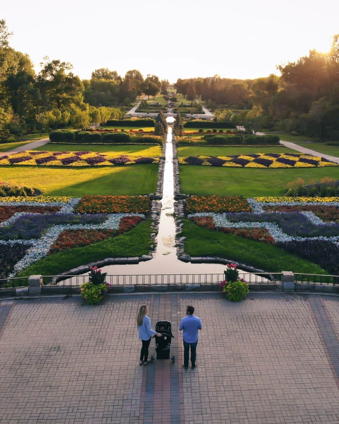 Visit The USAのインスタグラム：「Making the International Peace Garden in North Dakota the setting for a tranquil escape is only the beginning. A drive along North Dakota’s Turtle Mountain Scenic Byway includes stops at some of the state’s most unique and picturesque sites.  Add these to your road trip plans: 📍International Peace Garden: a tribute to cooperation and friendship among nations. 📍Mystical Horizons: a 21st century Stonehenge, this curious attraction in the middle of the prairie is fascinating to see for itself, but also to witness the changing of the seasons. 📍Lake Metigoshe State Park: a year-round camping spot, this beautiful park offers boating, swimming, hiking, and other outdoor activities.  📍Coghlan Castle: a hidden gem, this abandoned castle is the only one in the state.   #VisittheUSA #NorthDakotaTravel #BeNDLegendary #NDLegendary」