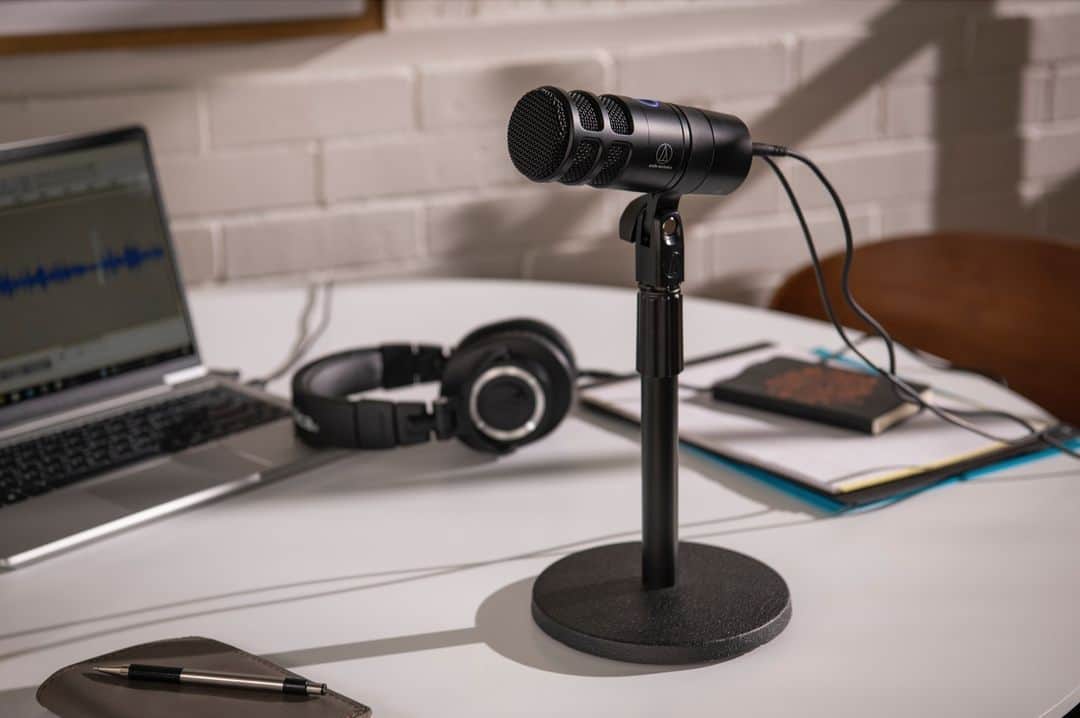 Audio-Technica USAのインスタグラム：「This #MicrophoneMonday, we're sharing the perfect podcast partner – the AT2040USB! Featuring a dynamic design with a broadcast-quality performance, achieve studio-quality sound from wherever you are. Shop now at the link in our bio.⁠ .⁠ .⁠ .⁠ #AudioTechnica #Microphone #Podcast #ContentCreation⁠」