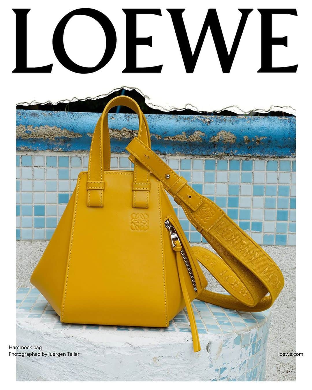 Loeweのインスタグラム：「MUSTARD BY THE POOL.  The Hammock bag for LOEWE Spring Summer 2024 precollection.  Photography Juergen Teller Creative direction Jonathan Anderson  Creative partner Dovile Drizyte Styling Benjamin Bruno  Production Holmes Production  #LOEWE #LOEWESS24」