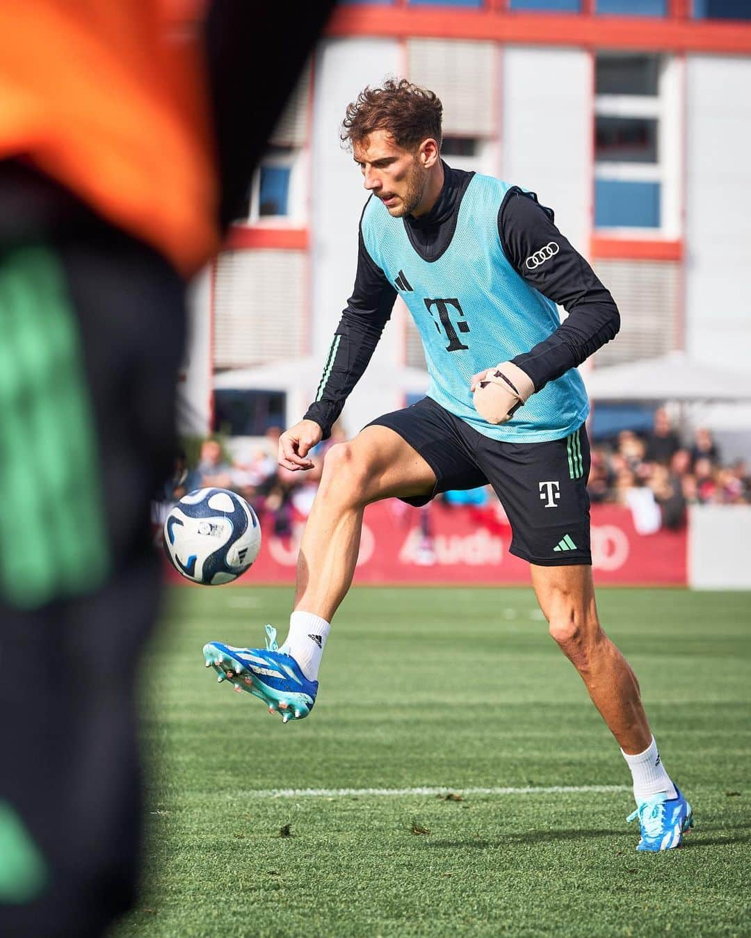 レオン・ゴレツカのインスタグラム：「Back at it ⚽️🦾 @fcbayern」