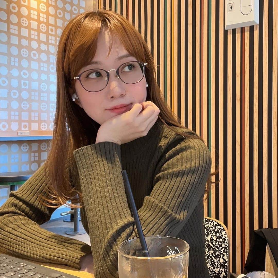 南里沙のインスタグラム：「秋晴れの今日は新響楽器でのレッスン日でした。受講ご希望の方は、新響楽器オーパス店までお問い合わせください😊  空き時間にメガネつくりました👓今は、視力測定も機械、AIで似合うデザインも判定してくれるんですね〜！びっくり。PC作業が多いので、ブルーライトカットのレンズにしました。  どう〜？似合う〜？👓笑  #クロマチックハーモニカ #南里沙 #めがね」