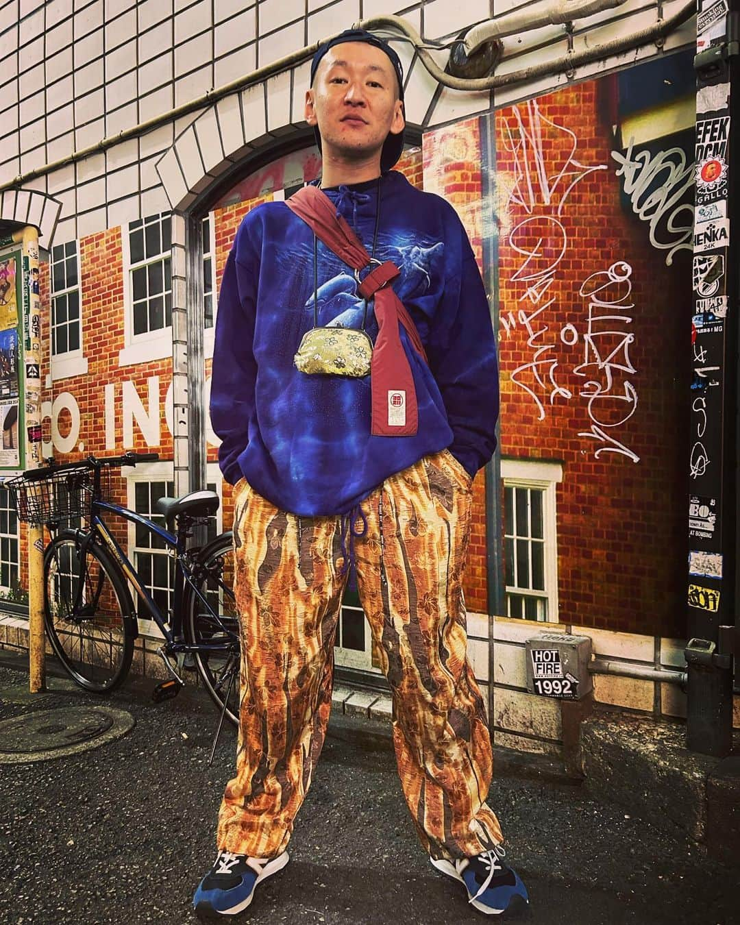 市川刺身さんのインスタグラム写真 - (市川刺身Instagram)「今日の服装。 渋谷でライブの日。  ロンTに十四才で購入したラッセンが描いたみたいなクジラのフード無しパーカー。 はやとちりの木目調ズボン。 JAのデニム地帽子に珍しくニューバランスの靴で色味バランスで金のがま口とyoroyuのバッグ。  渋谷でライブ終えていぬの太田さんにサンシャインのぶきよさんと共に油そばをご馳走になりました。 とても美味しくて楽しい時間でした。 店を出た所の壁をバッグにのぶきよさんに撮ってもらいました。 太田さんのぶきよさんありがとうございます。  #今日着た服 #ファッション #古着 #いぬ #サンシャイン #渋谷 #ハロウィン #ピエロメイクで話しかけてきた人怖かった」10月31日 0時09分 - soitsudoitsu