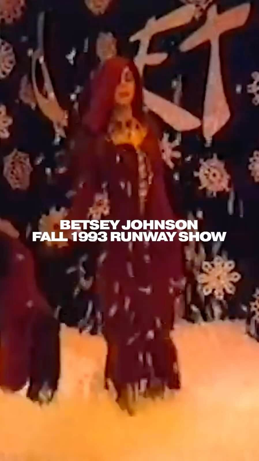 ベッツィジョンソンのインスタグラム：「Betsey’s Fall 1999 runway was a lesson in renaissance fashion ♛」