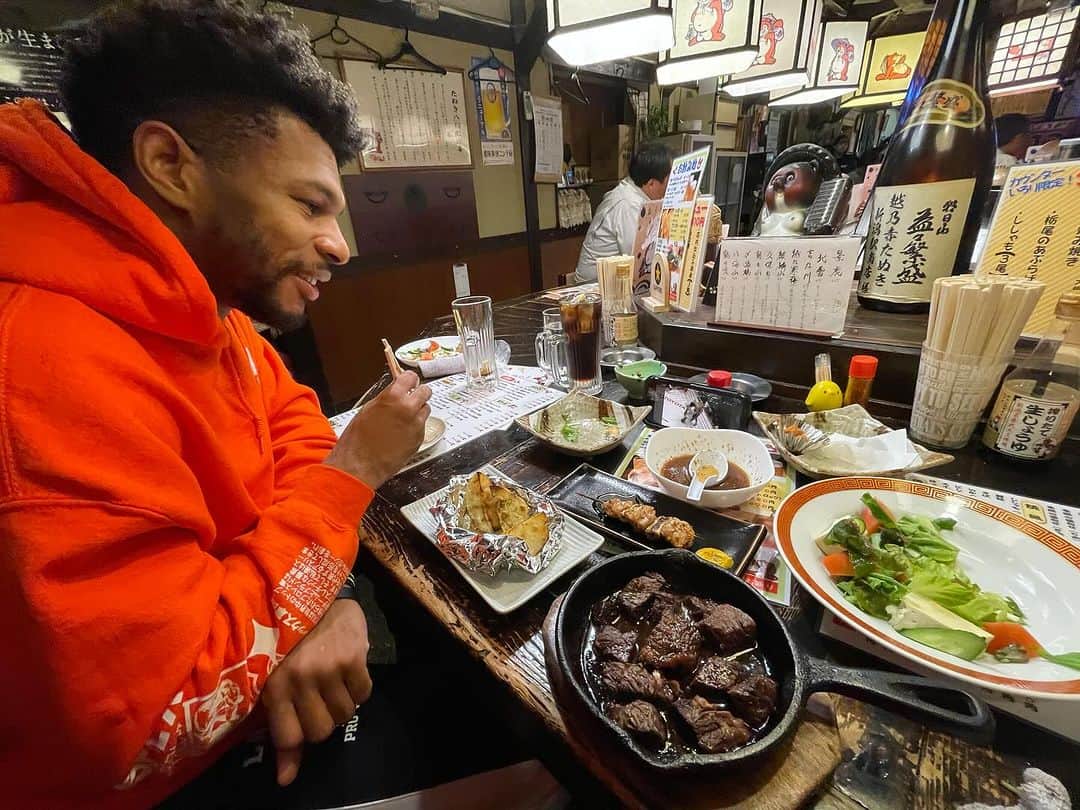 KUSHIDAのインスタグラム：「ケビンと居酒屋なう。反省会を兼ねて。 今夜の試合は語りがいのある試合だった。 桜庭さんとグレイシーの歴史を英訳しながら、はじめての焼きおにぎり🍙」