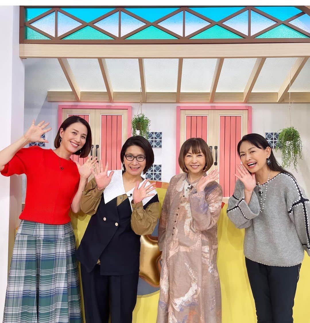 田中美奈子のインスタグラム：「日テレにてレギュラー番組の収録がありました❣️ 麻木久仁子さん、くわばたりえさん、遼河はるひちゃんと毎回仲良く楽しく収録しています🎉🎉🎉🎉 #レギュラー #レギュラー番組 #日テレポシュレ #日テレ #麻木久仁子 さん #くわばたりえ さん#遼河はるひ ちゃん#4ショット #仲良し４人組 #楽しく仕事 #japanesetalent #japaneseactresses #収録スタジオ #tvshow #tvshows」