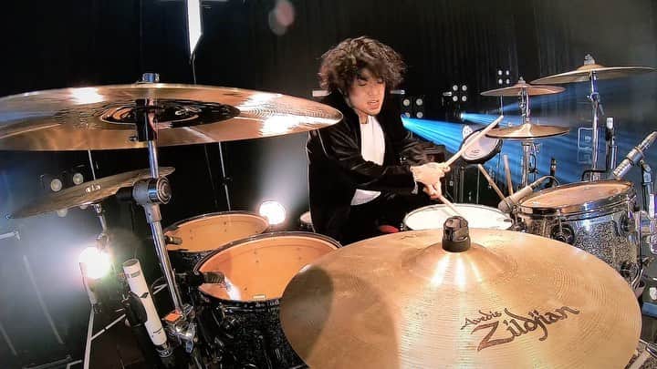 Katsuma のインスタグラム：「coldrainを結成して最初のスタジオで作った曲。  昔の曲のドラムフレーズって今やってみると 曲よりもドラムを叩きに行き過ぎてたりセンスがなかったりで うわー青いなーって思う曲多いんだけど、 なぜか1番古いこの曲はしっかり曲に対してベストな引き算ができてる骨の太いフレーズだなーって最近思った🥁」