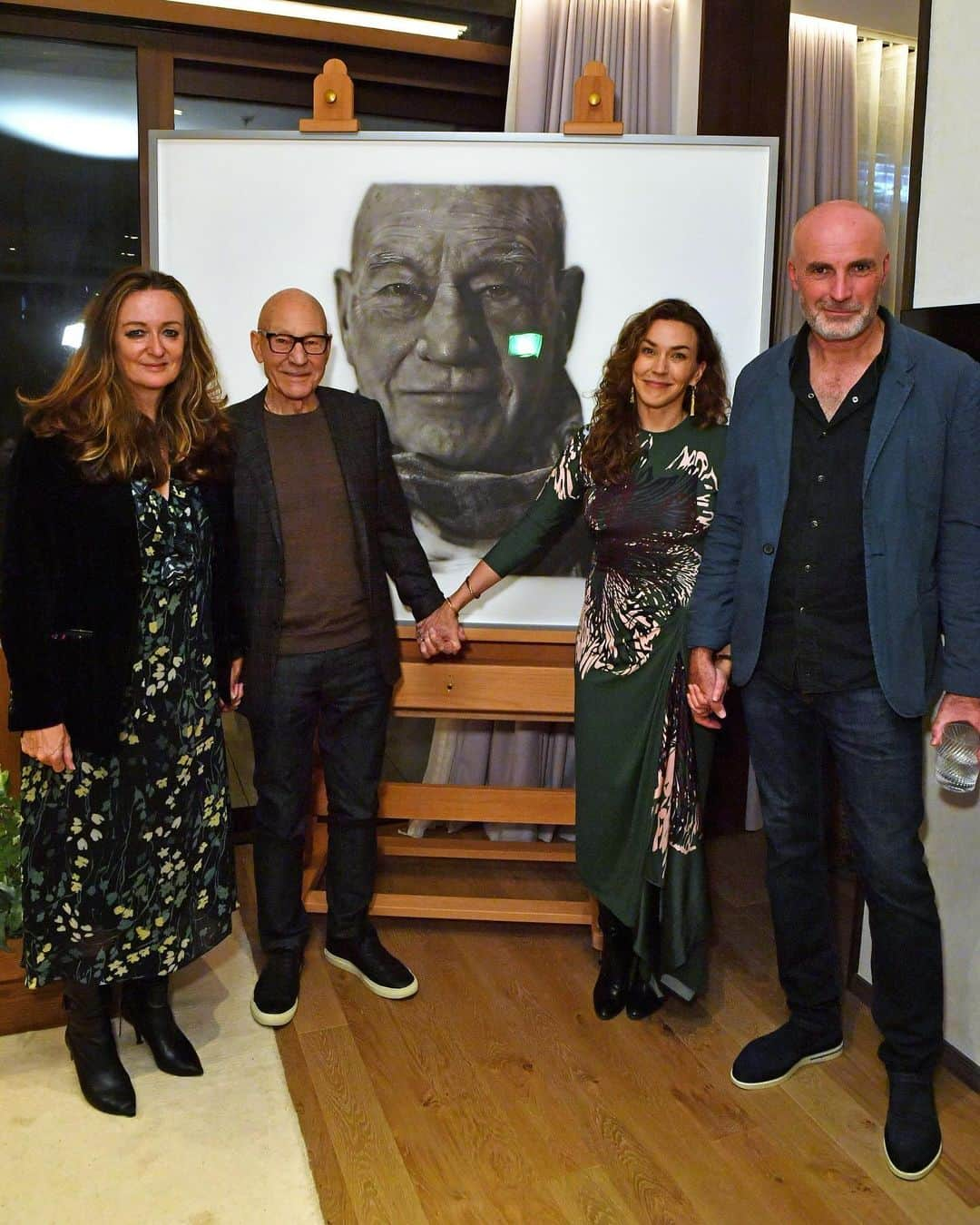 パトリック・スチュワートのインスタグラム：「Several dear friends, especially @lucy_yeomans and my longtime agent @paullyonmaris, hosted this lovely evening in London to celebrate the publication of #MakingItSo. During the party, the remarkable artist @jasonbrooksartist unveiled this portrait — this was a complete surprise and made even more special that Jason was there. Thank you so very much, Jason, and to all the friends who joined me.  📸: @jedcullenphoto @davebenett  @1hotel.mayfair」