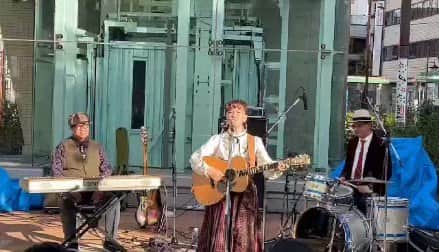 木村おうじ純士のインスタグラム：「先日の大塚駅前でのGOOD OLE MUSIC BANDのライブは大盛況でした！ お越し頂いた皆さま、ありがとうございました。 次回は12/2六本木サテンドールでライブです。 ゴキゲンな音楽をお届けいたしますので、ぜひお越し下さいね☺️！  １２月２日（土） 六本木 SATIN DOLL（港区六本木6-1-8 5F） 「GOOD OLE MUSIC BAND LIVE」 メンバー：坂本愛江(vo,g)小林創(piano)工藤精(bass)木村おおじ(drums) 開場 18:00/開演 19:00 料金 ￥4,200 問：六本木サテンドール 03-3401-3080  "Waiting For A Train"」