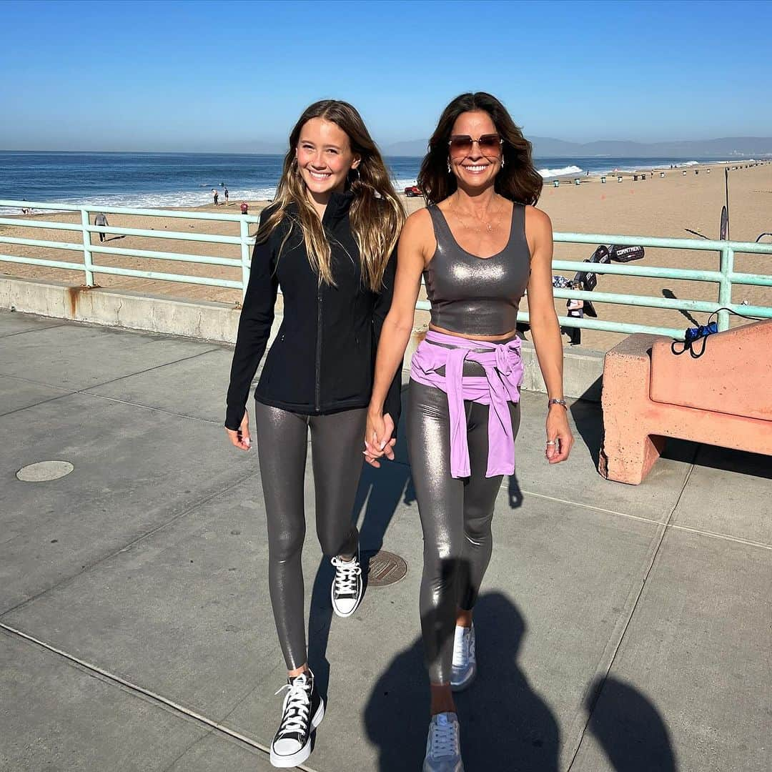 ブルック・バークのインスタグラム：「Sunday recap! What a powerful community connection in the south Bay! Thank you @skechers for everything you do especially the Greenberg family! The Skechers Pier  2 Pier Friendhship Walk changes lives, community, education , scholarship programs, providing a loving support system for so many! We broke records, we show up, we elevate!  The Sunday, we paused to acknowledge need beyond our intentions. Thank you everyone who showed up, together we can! 👟 #pier2pier #skechersusa #friendship #skecherspiertopierwalk #skechersambassador」