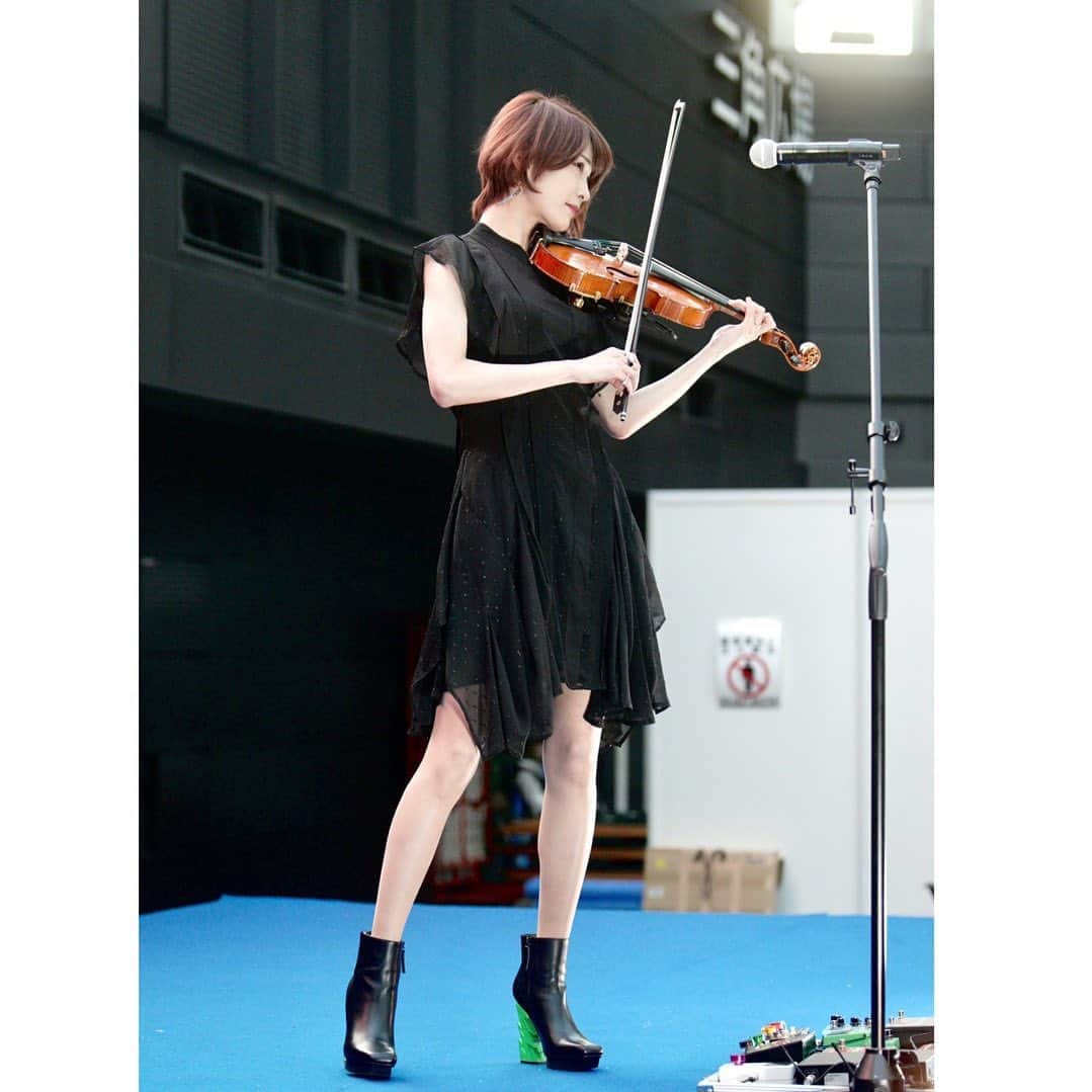 AYASAのインスタグラム：「🖤💚 ヒールの可愛さに一目惚れした靴🫶 ・ ・ #バヨリン弾きの衣装  #Ayasa #バヨリン弾き #violinist #violin #5弦バイオリン #gliga」