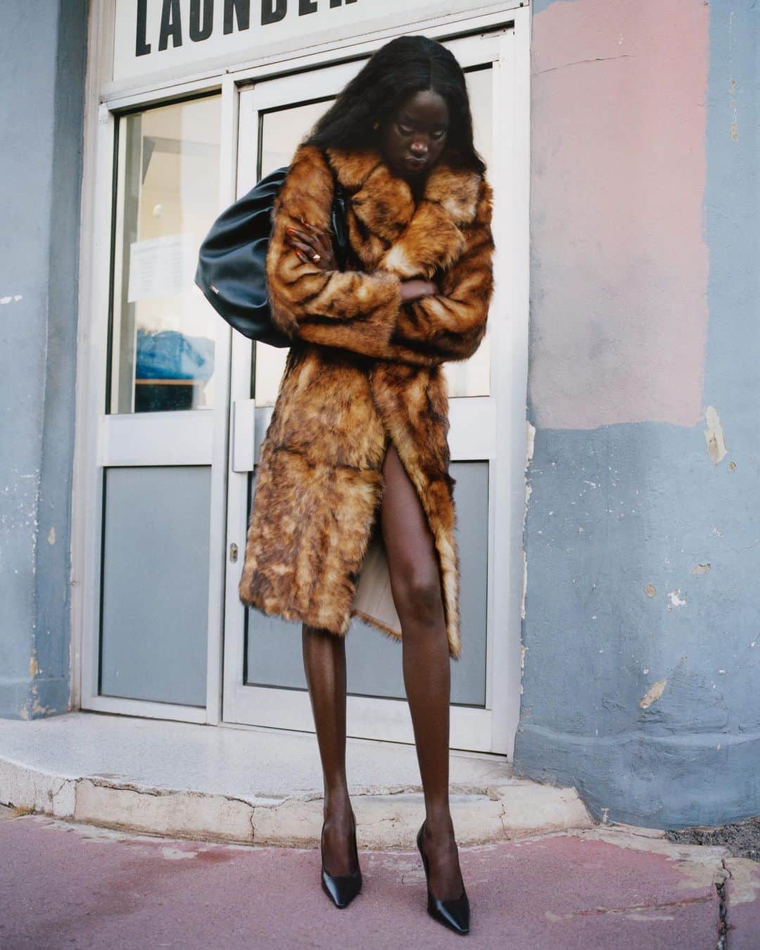 ネッタポルテのインスタグラム：「“One of my signatures is a killer coat and, this season, there are plenty of statement pieces to choose from,” says @netaporter content director @alcaselyhayford. “Whether it’s a shearling jacket or a timeless, beautifully cut classic, a bold coat is the perfect way to pull any look together.” For more winter-wardrobing tips, check out our cover story by writer @georginaslucas, starring model @adit_priscilla, styled by @hels_broadfoot, and shot by @samuelbradley, at the link in bio.」