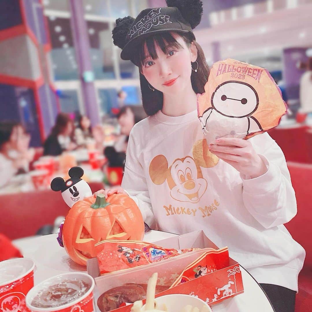 恵美のインスタグラム：「.  #ハロウィン #ディズニーランド  ギリギリ間に合った🤣❣️🎃✨  ミッキーワッフルは マロンクリームだったよ🌰💕  ベイマックスのハッピーライドで ガチ勢が踊ってるの見るの好き🤣❤️  このポップコーンバケツは 光ってかわいいよ🎃💕  #ディズニー #ディズニーハロウィン」