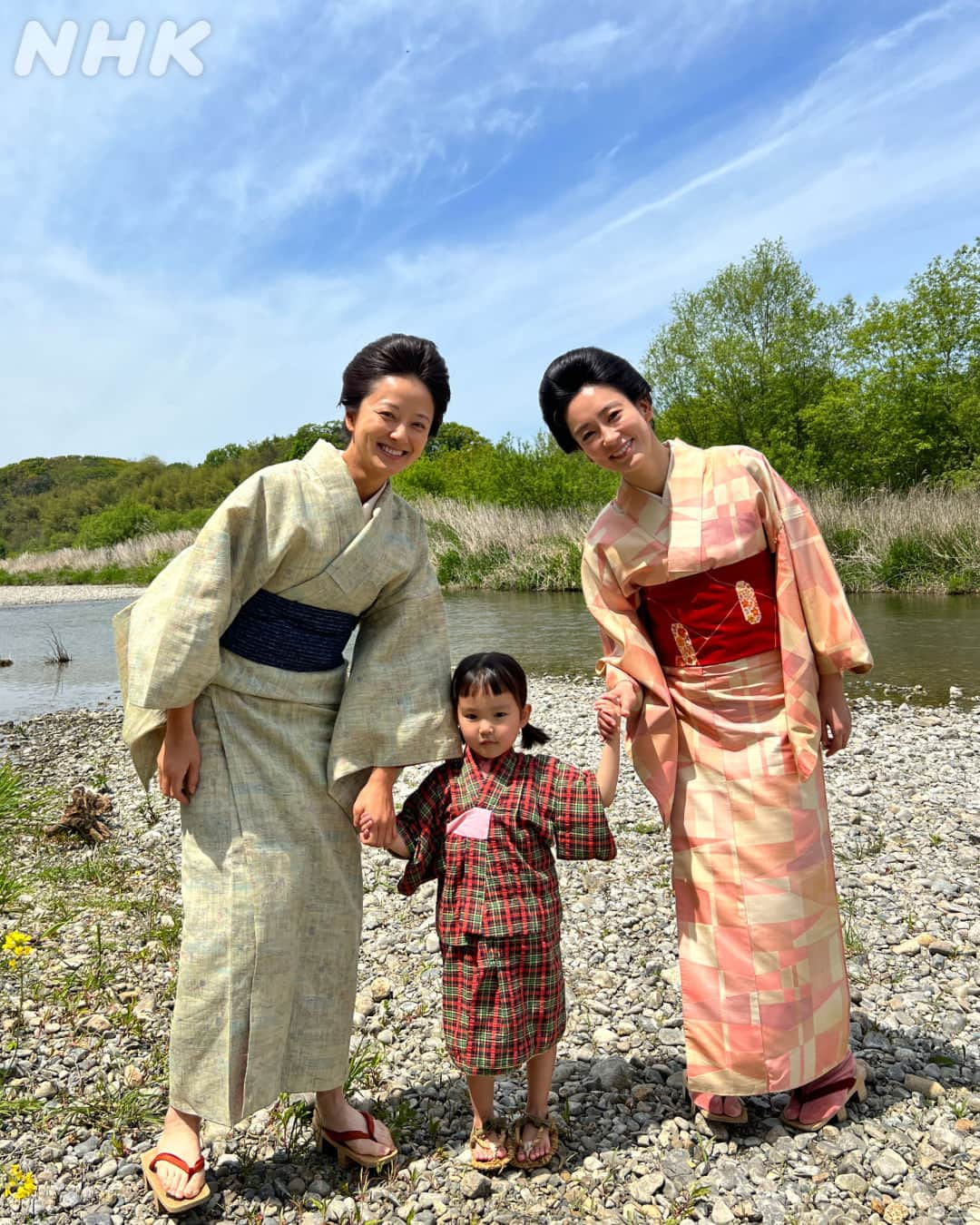 ブギウギさんのインスタグラム写真 - (ブギウギInstagram)「キヌさんを演じる中越典子さんは、朝ドラ「こころ」でヒロインを演じられた先輩ヒロイン。趣里さんの母役を演じられることをとても喜んでおられました。  ドラマの設定上つらそうな表情の多かったキヌさんでしたが、ツヤさんと幼い鈴子との3人の笑顔のオフショットです📸  #水川あさみ #中越典子 #ツヤさん #キヌさん #ブギウギ #朝ドラ #オフショット」10月31日 13時05分 - asadora_bk_nhk