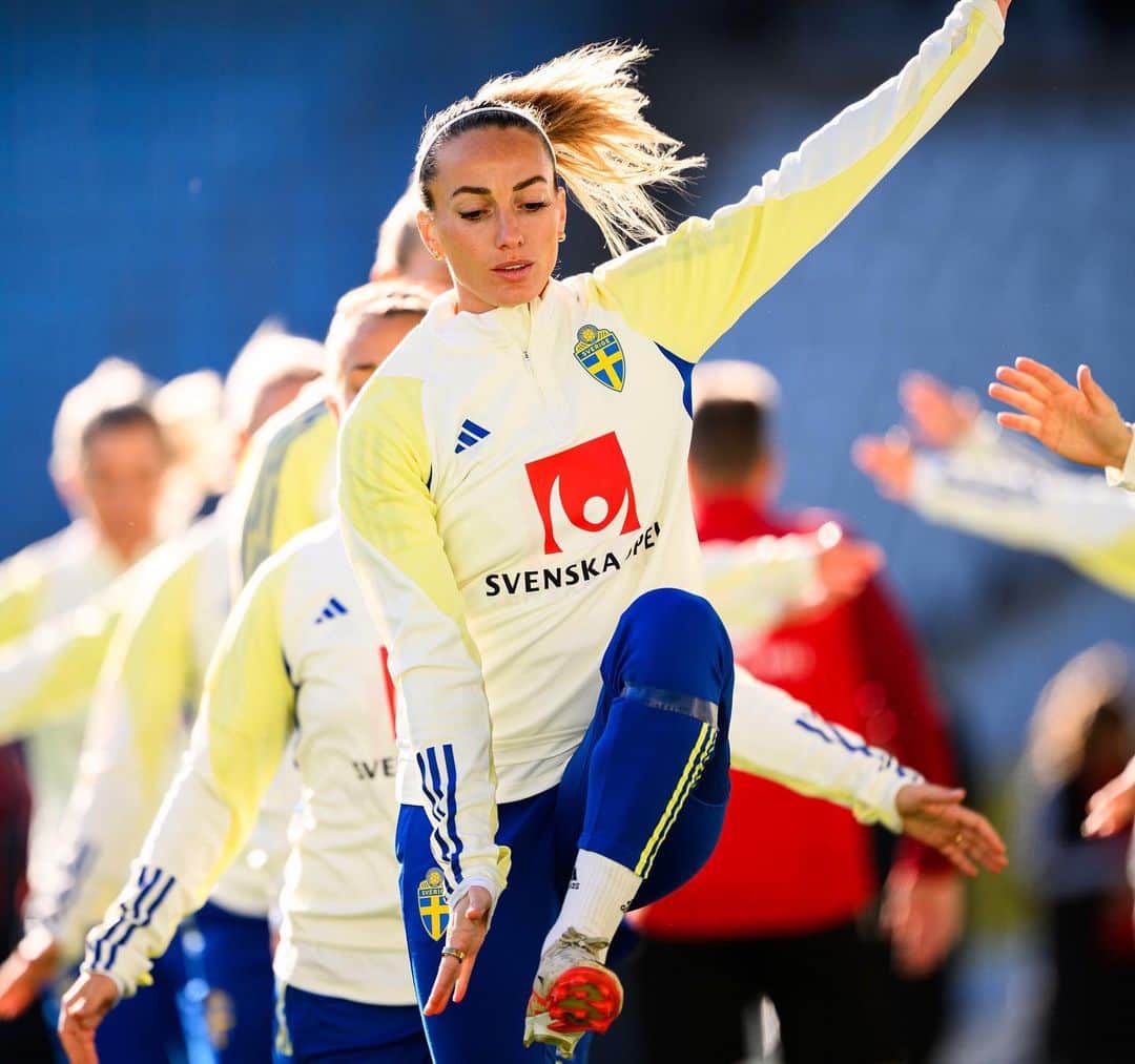 コソヴァレ・アスラニのインスタグラム：「MD-1 training ✅  Feels so good to be in a sunny Malmö 🇸🇪」