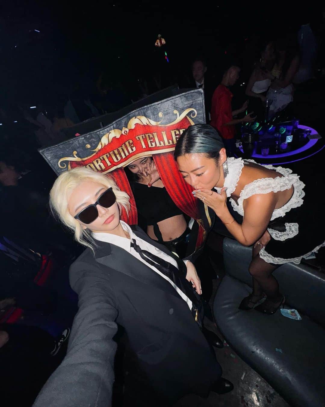 イーホア・ウーのインスタグラム：「羅蘭的萬聖節都在忙什麼？ 大概就是這樣吧🥃🔥 結果不小心被警察抓（在台灣不能工作啦！）  #HappyHalloween」