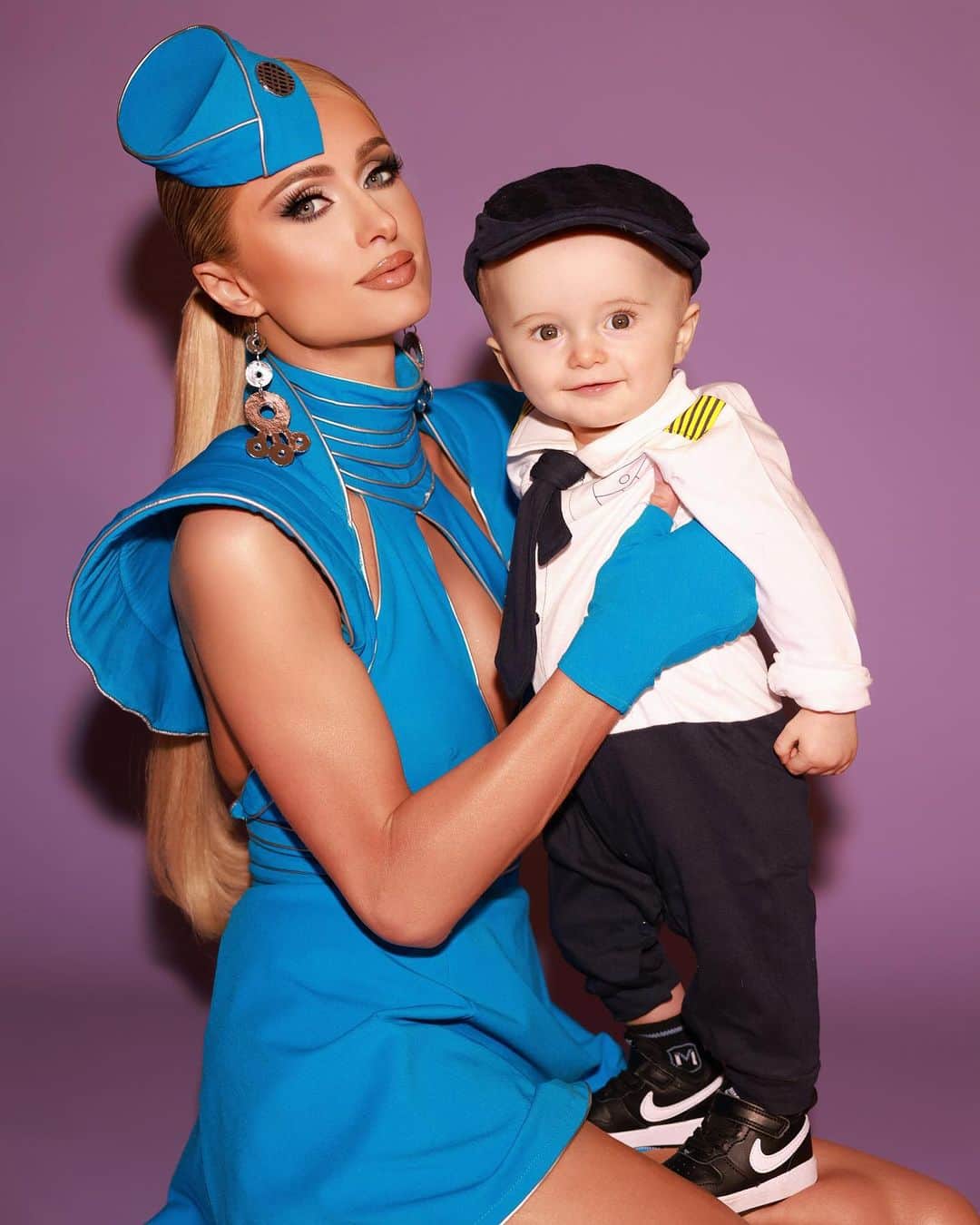 パリス・ヒルトンのインスタグラム：「Ladies and gentlemen, let me introduce you to your flight crew. ✈️ 👱🏼‍♀️👶🏼🧑🏻‍💼💕」