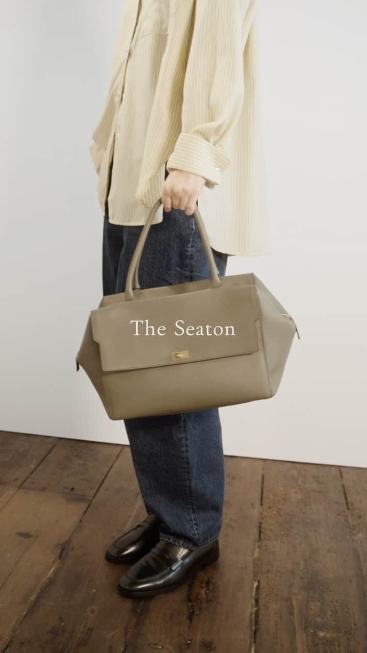 のインスタグラム：「Introducing the Seaton, a classic leather day bag in two sizes. The clean lines of the silhouette hold three zippable pockets to organise your things, along with our trademark zip lock fastening and tassel-adorned zips. #AnyaHindmarch」