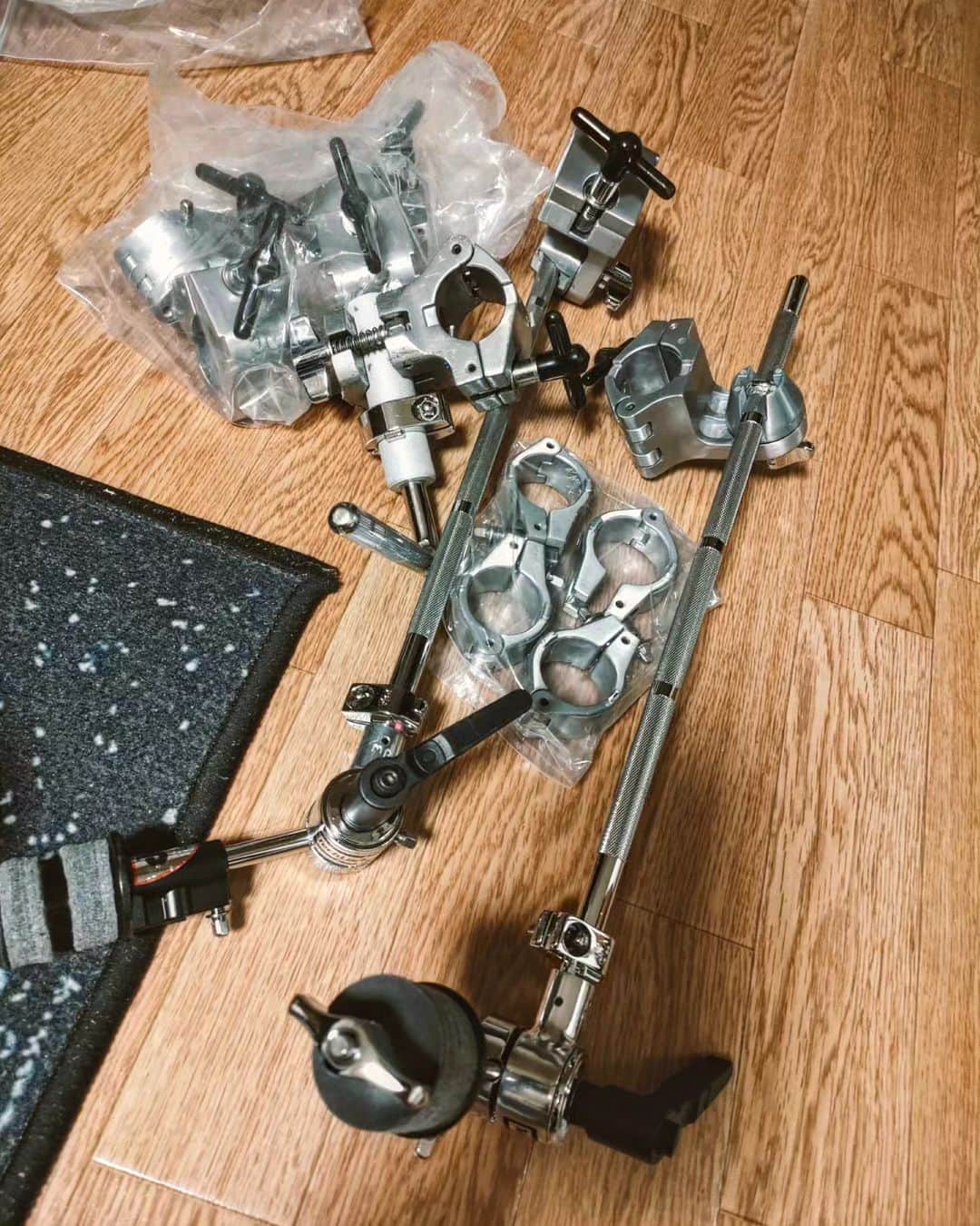 晁直 のインスタグラム：「モリダイラさんからデッドストック品あるよー！って買わせてもらいました。⁡ ⁡ありえない値段でありがたい。⁡ ⁡⁡ 色んな理由で⁡ドラムメーカー変えようかなとも思ったりするけど、とりあえず様子見…⁡ ⁡ペダルはdwが1番良いしな…。⁡ ⁡椅子もdwの9120が腰には1番良い、ドラマー皆に言いたい。⁡ ⁡次点でロックンソックだな。⁡ ⁡⁡ ⁡昔はどこかのモニターになりたい思ったけど、扱いやすい物が1番良い。⁡ ⁡」