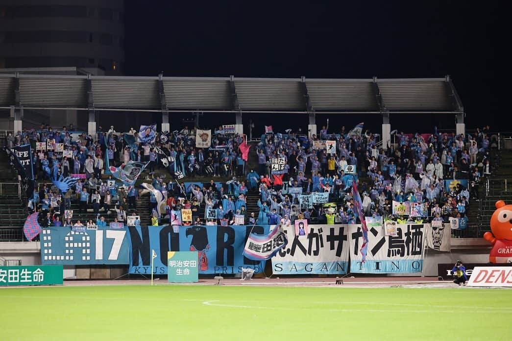 小川佳純のインスタグラム：「. 10/27(金)J1第31節vs名古屋グランパス 1-1 draw  どんな状況になっても 最後まで勝利を目指し 戦い続けた選手が逞しかった。 応援してくれた皆さん、ありがとうございました！  次節のホームでは共に勝利を！！  #サガン鳥栖 #明治安田生命j1リーグ   7年振りに迎えた古巣との再会は 思いもよらず岐阜での対戦となりましたが 相変わらず、熱い雰囲気でした。 久しぶりに懐かしい方々にも会えました！ また会いましょう。  #名古屋グランパス #田中隼磨」