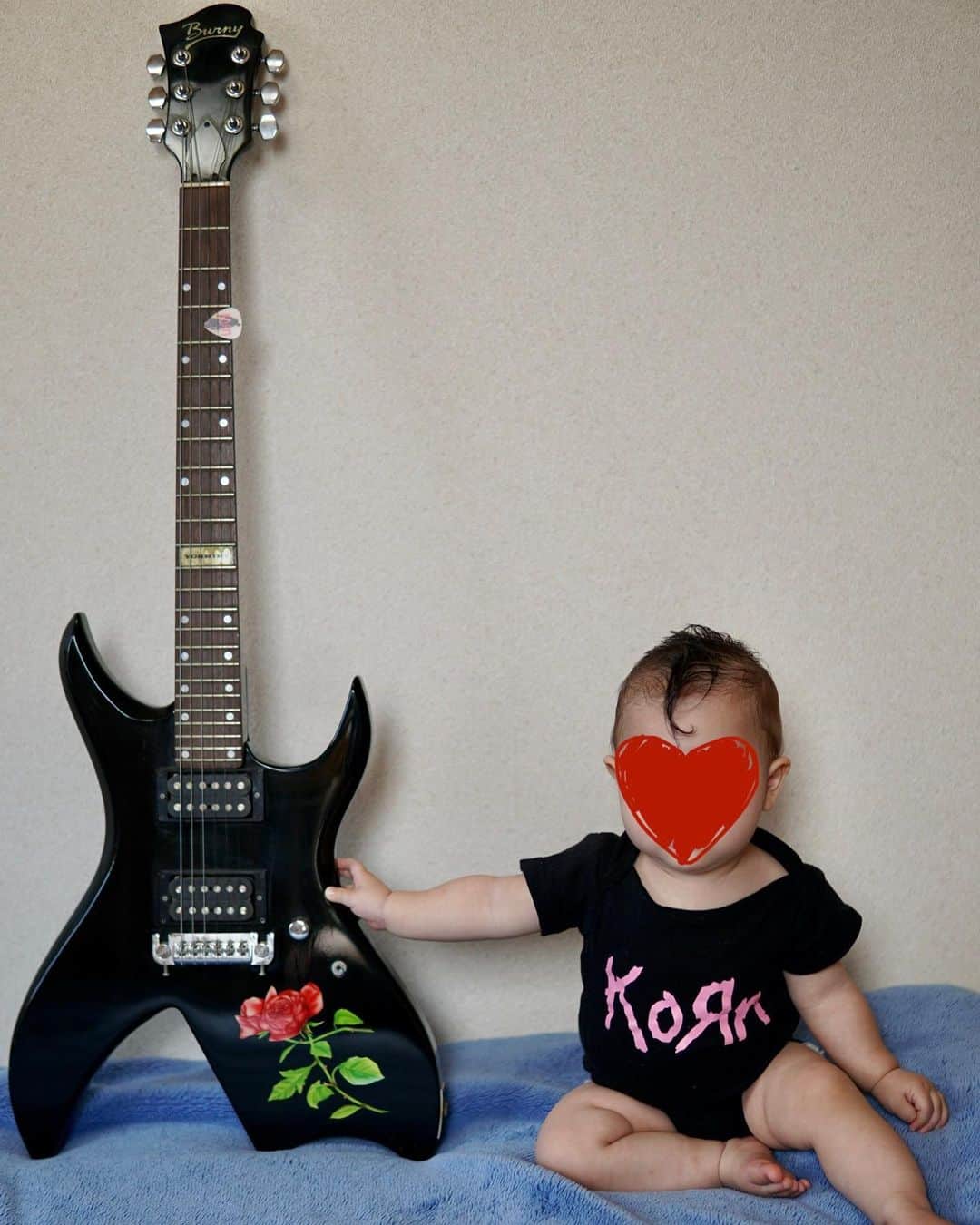Anji SALZさんのインスタグラム写真 - (Anji SALZInstagram)「Exactly 2 years are between these pictures taken 🥺🫣😂  Had to recreate the little @korn_official baby shoot with my second baby 👶🏻 The toddler is now wearing @metallica shirts - but only because I don’t have others in her size 😭  A bit sad it’s way more hectic with two to get very nice pics- also sad my husbands photo skills were awful that day 😂 But a nice memory regardless.   Crazy how time flies 🤧 Do you have any rituals or funny pictures with kids, family or pets?   #korn #metallica #babykorn #2yearsold #8monthsold #photoshoot #familyphotoshoot #tokyo #japan #metalhead #numetal #metalbaby #kornfamily #xjapan」10月31日 0時35分 - salztokyo
