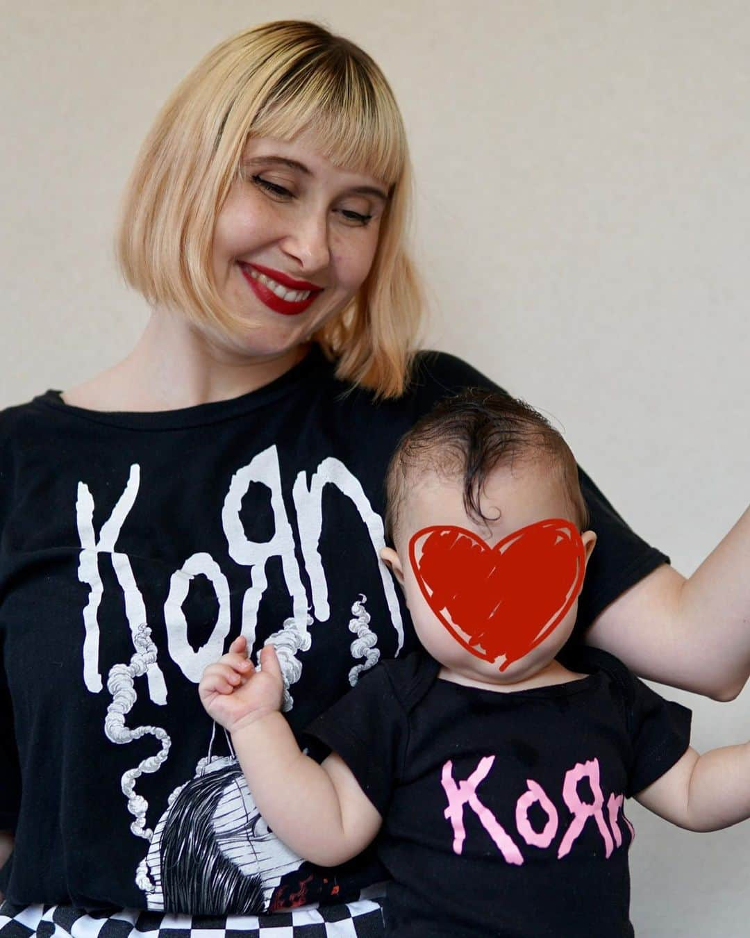 Anji SALZさんのインスタグラム写真 - (Anji SALZInstagram)「Exactly 2 years are between these pictures taken 🥺🫣😂  Had to recreate the little @korn_official baby shoot with my second baby 👶🏻 The toddler is now wearing @metallica shirts - but only because I don’t have others in her size 😭  A bit sad it’s way more hectic with two to get very nice pics- also sad my husbands photo skills were awful that day 😂 But a nice memory regardless.   Crazy how time flies 🤧 Do you have any rituals or funny pictures with kids, family or pets?   #korn #metallica #babykorn #2yearsold #8monthsold #photoshoot #familyphotoshoot #tokyo #japan #metalhead #numetal #metalbaby #kornfamily #xjapan」10月31日 0時35分 - salztokyo