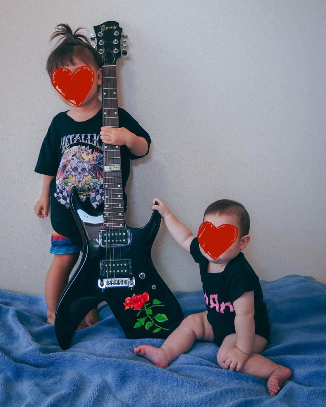 Anji SALZのインスタグラム：「Exactly 2 years are between these pictures taken 🥺🫣😂  Had to recreate the little @korn_official baby shoot with my second baby 👶🏻 The toddler is now wearing @metallica shirts - but only because I don’t have others in her size 😭  A bit sad it’s way more hectic with two to get very nice pics- also sad my husbands photo skills were awful that day 😂 But a nice memory regardless.   Crazy how time flies 🤧 Do you have any rituals or funny pictures with kids, family or pets?   #korn #metallica #babykorn #2yearsold #8monthsold #photoshoot #familyphotoshoot #tokyo #japan #metalhead #numetal #metalbaby #kornfamily #xjapan」