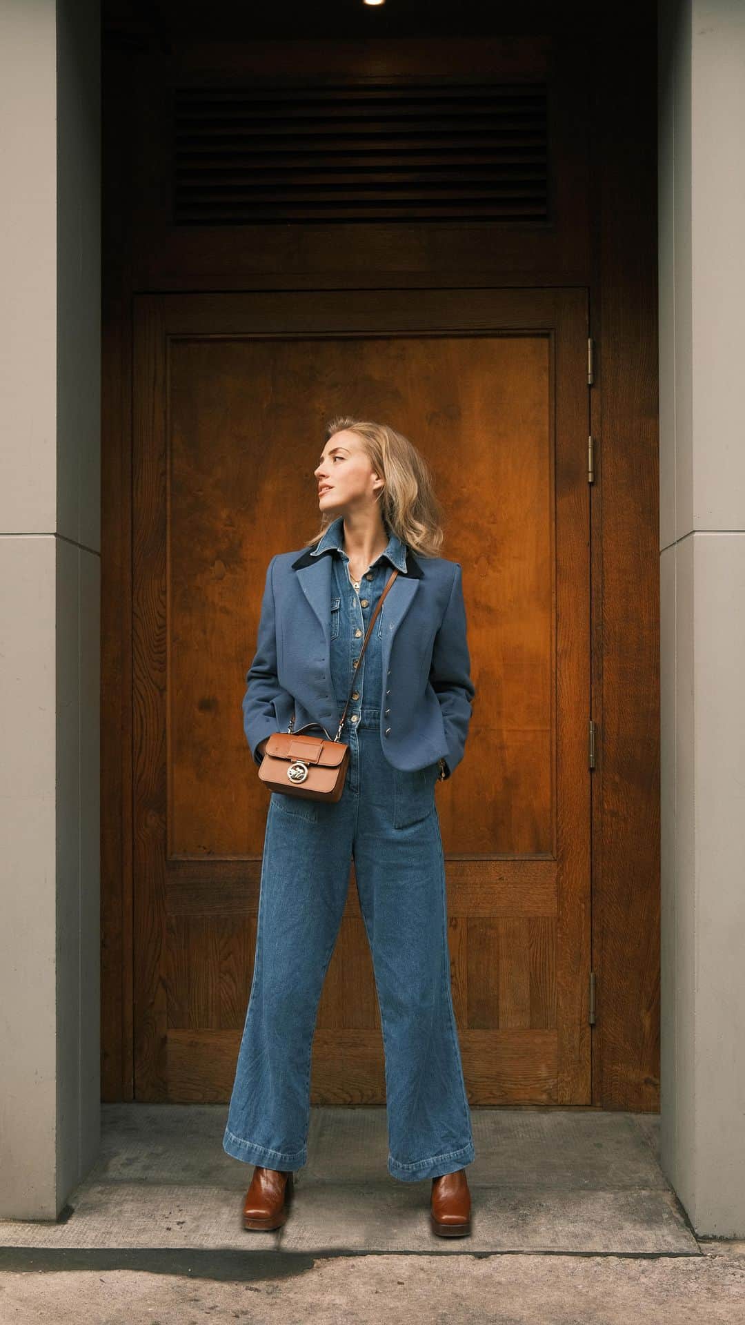 サラ・ミカエラのインスタグラム：「Blue on blue 💙   #parisiennestyle #blondehairstyles #falloutfitideas」
