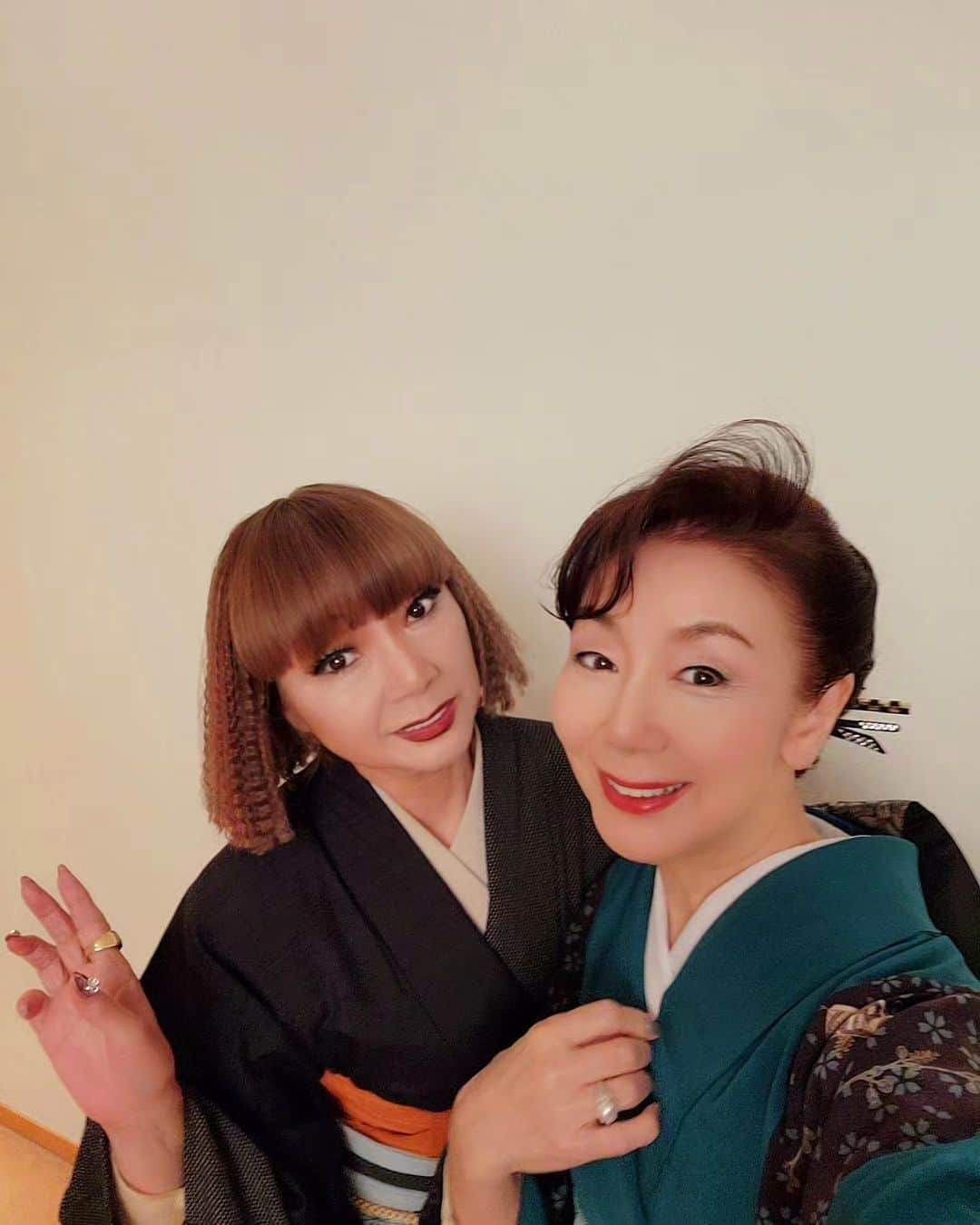 音無美紀子さんのインスタグラム写真 - (音無美紀子Instagram)「先日の紫藤先生のショーのランウェイの写真が届きました。  いつも素敵にお着付けして下さる先生のセンスに惚れてます。 どう？いかが？ 着る人を一層輝かせてくれます。 この日もとても楽しくランウェイさせて頂きました。  「あなたが主役の着物ショー」、先生の着物のファンのお客様が35名もランウェイされたんです。 殿方もご婦人も、本当に素敵でしたわ。 来年、あなたもいかがですか？  #紫藤尚世 #あなたが主役の着物ショー #ランウェイ #音無美紀子」10月31日 0時37分 - mikikootonashi